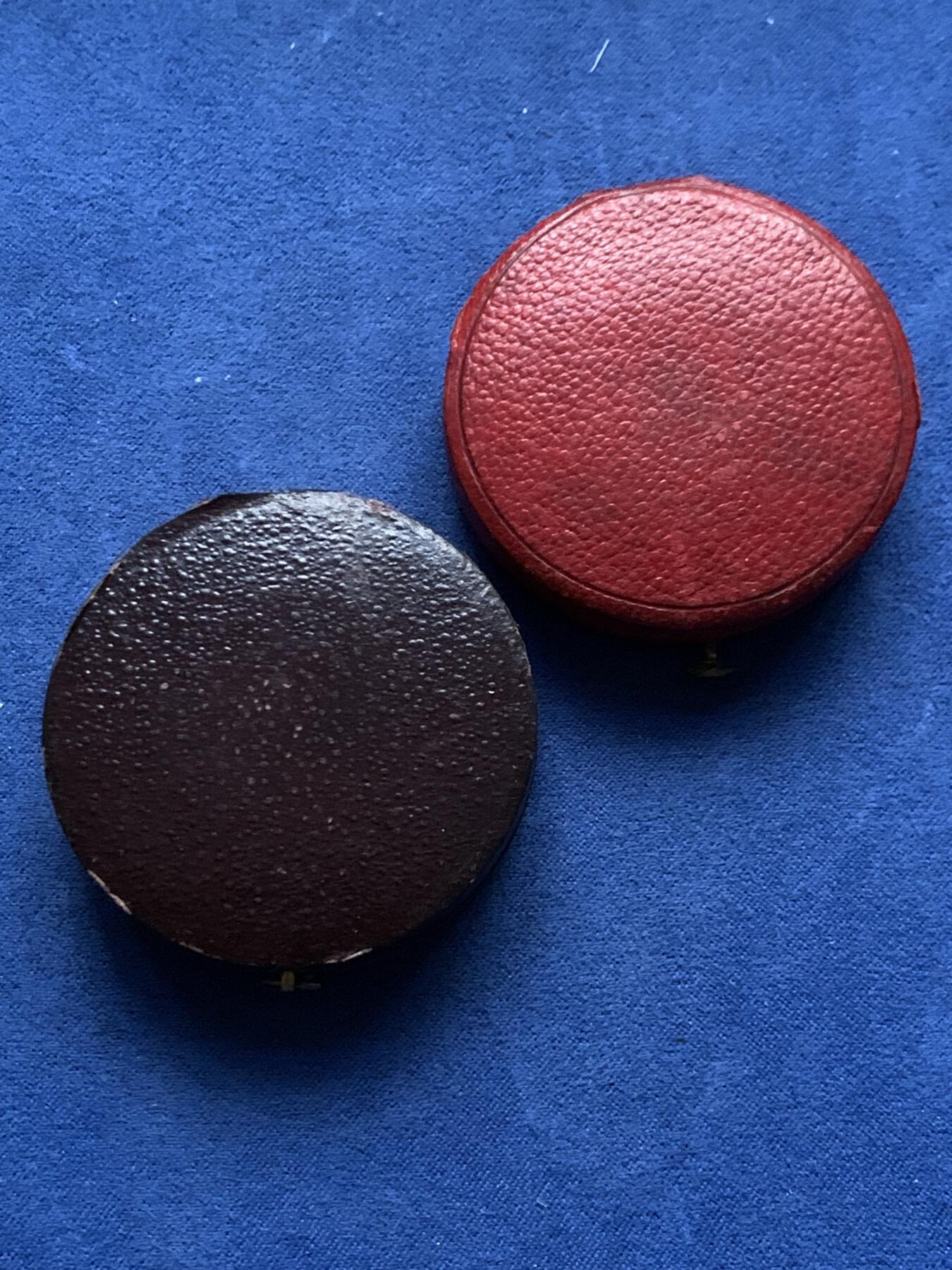 《竞宝斋》第450场 周日，周一，周二  3场连拍 （全场包邮，欢迎送拍） 两枚一组 法国1904/1908凡尔赛市议会纪念银章 38.2克+38.1克 41.5mm 带盒 丰饶角银标