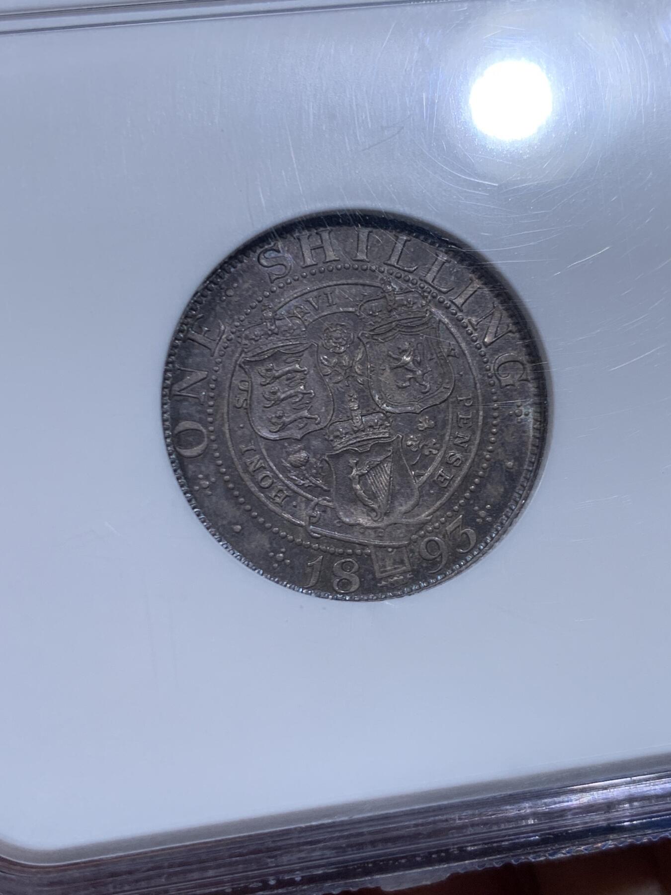 《竞宝斋》第450场 周日，周一，周二  3场连拍 （全场包邮，欢迎送拍） NGC MS64 英国 1893年 维多利亚披纱一先令 紫罗兰包浆 底板状态很好 很漂亮的小银币