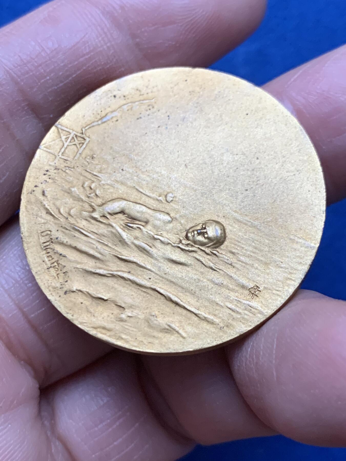 《竞宝斋》第450场 周日，周一，周二  3场连拍 （全场包邮，欢迎送拍） 法国游泳比赛镀金铜章 19.8克 35.6mm 背面无刻字 三角铜标