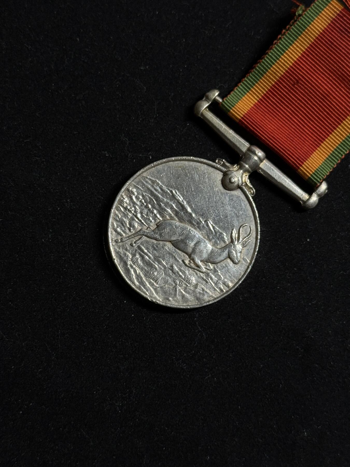 欢庆元旦！戎马世界章牌大赏第109期元旦大拍 英国非洲战役奖章，银制带边铭，重约33g