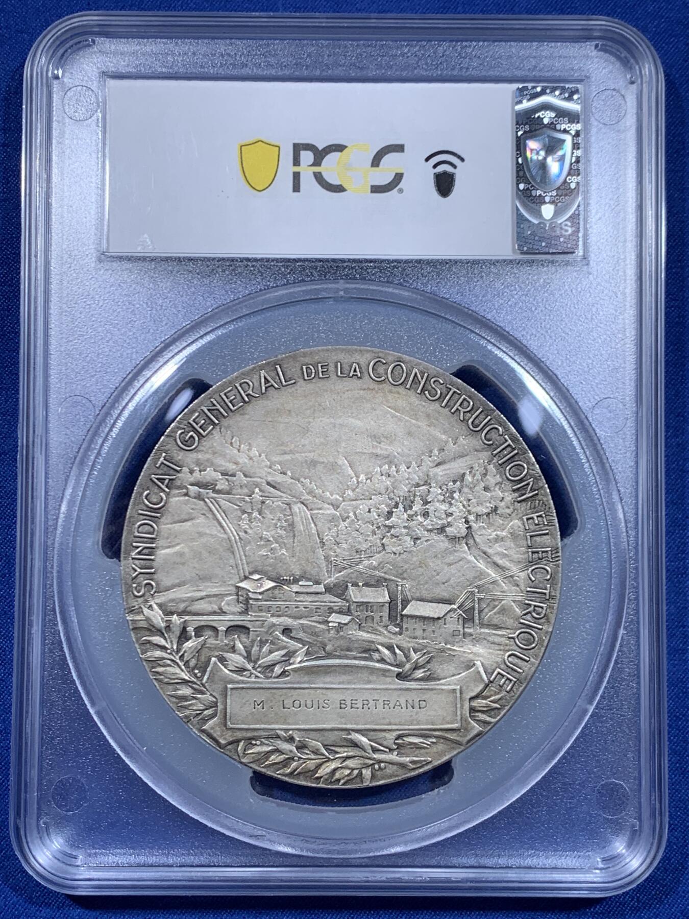 《竞宝斋》第450场 周日，周一，周二  3场连拍 （全场包邮，欢迎送拍） PCGS SP63 高分 1880年清凉女神镀银大奖章，皮列 Pillet 作品，设计精美，正面：清凉女神手握闪电，背面：城市景观，瀑布流水，高山树林、房屋桥梁。PCGS加大盒装