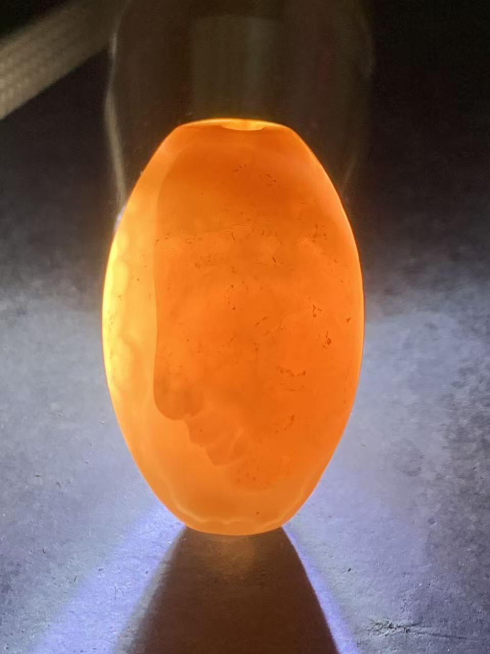 精美亚光瓷白飘朱砂点战国红玛瑙手工俏色巧雕如来佛祖意境勒子一颗！