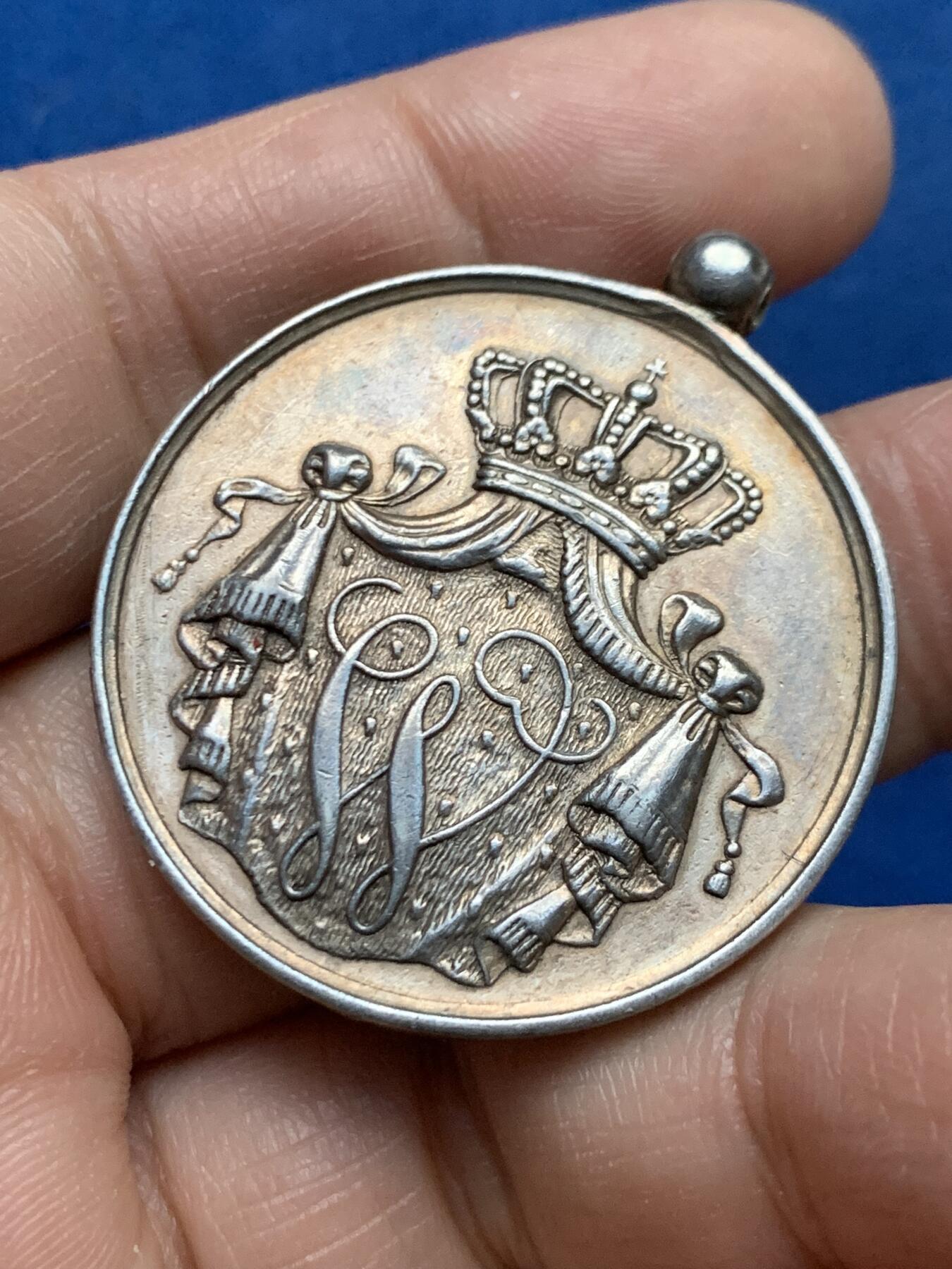 《竞宝斋》第450场 周日，周一，周二  3场连拍 （全场包邮，欢迎送拍） 荷兰忠诚服务银章 带环重约21.3克 36.7mm