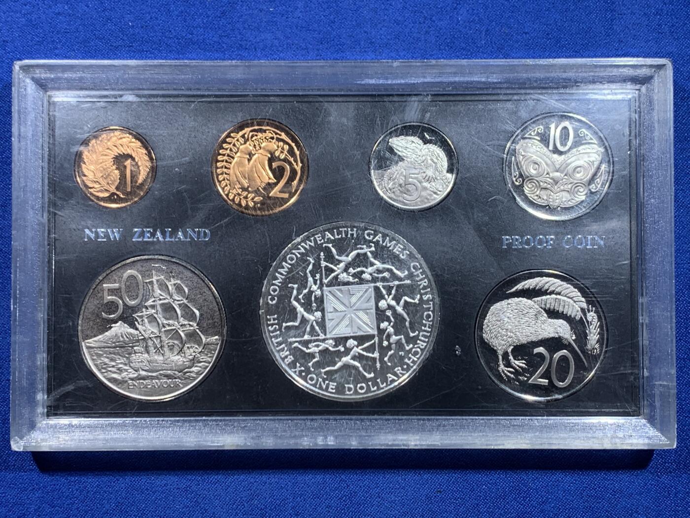 《竞宝斋》第450场 周日，周一，周二  3场连拍 （全场包邮，欢迎送拍） 新西兰1974年7枚装精制套币 其中一枚1元主币是银币（英联邦运动会 925银 28.2克）