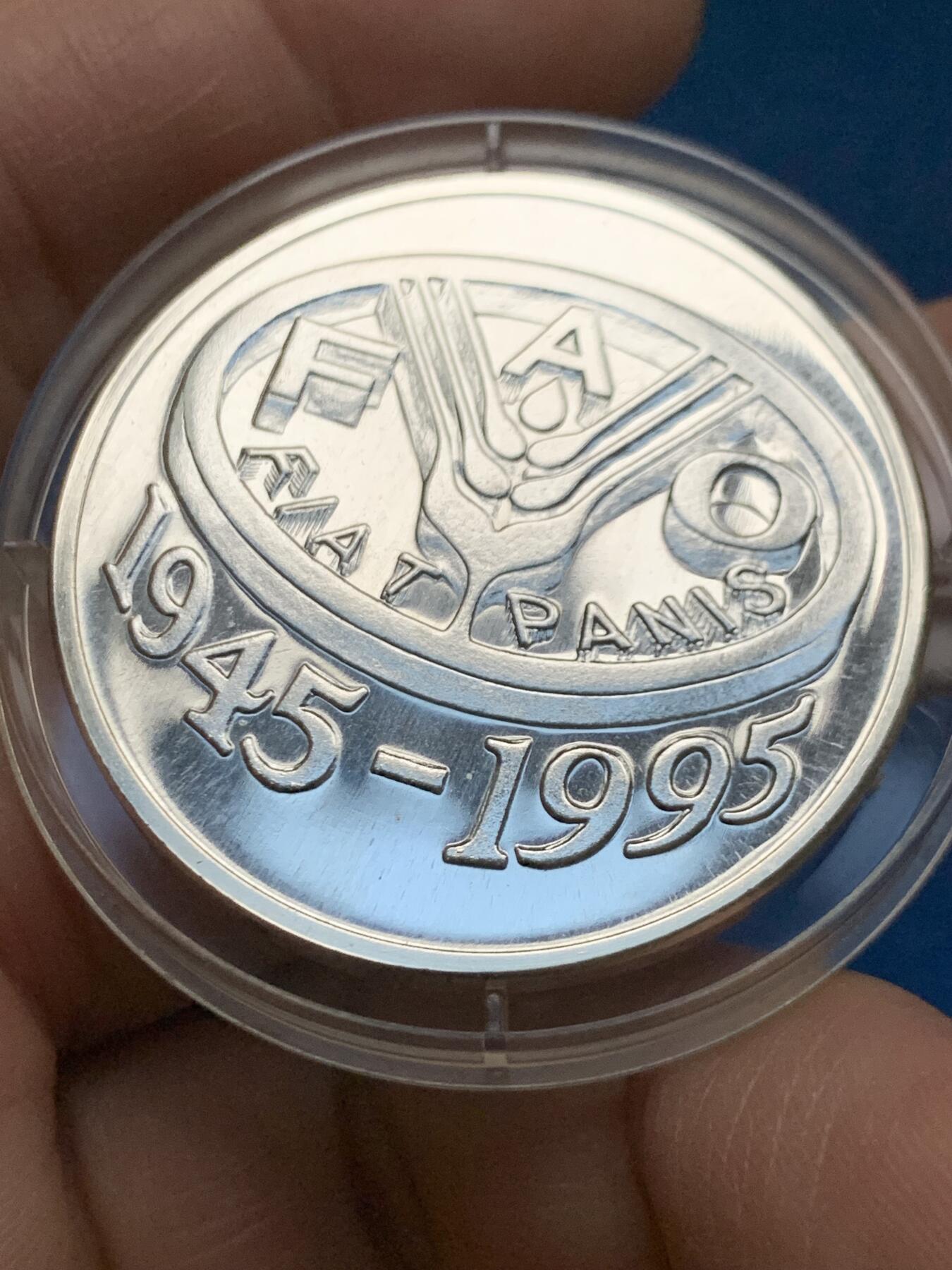 《竞宝斋》第450场 周日，周一，周二  3场连拍 （全场包邮，欢迎送拍） 罗马尼亚1995年FAO五十周年大银币 27.3g 925银