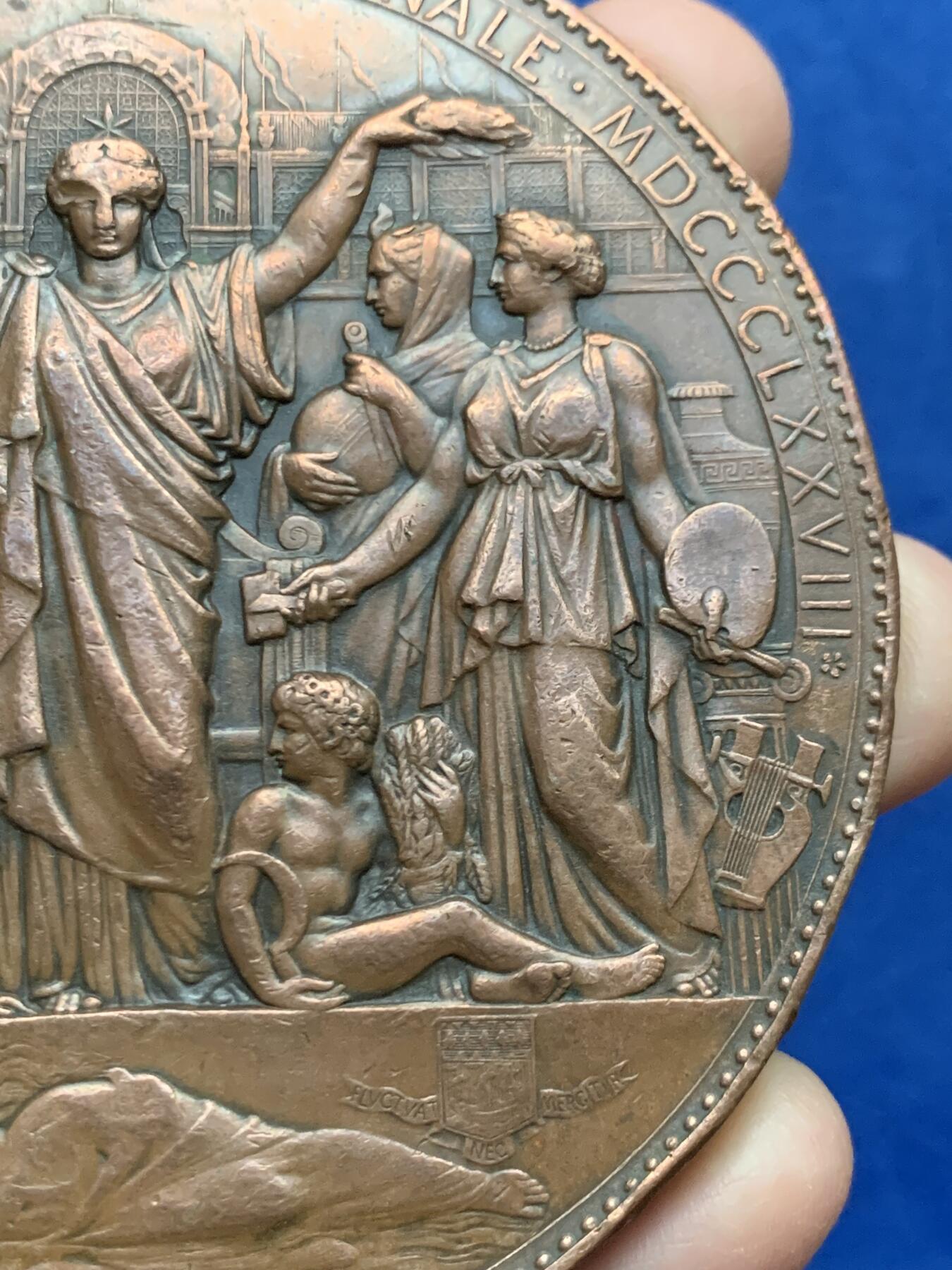 《竞宝斋》第450场 周日，周一，周二  3场连拍 （全场包邮，欢迎送拍） 法国1878年巴黎世博会大铜章 298.6克 86.3mm 烟斗铜标