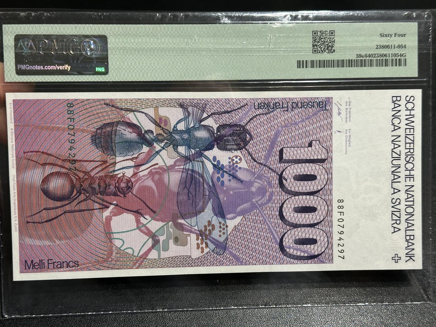 《外钞收藏家》第五百九十六期（精品大拍场）（本平台长期征集拍品、欢迎藏友们联系合作） 瑞士1988年1000法郎PMG64（经典大蚂蚁；同号码连号出分66与67，怀疑是评级公司控分要求）