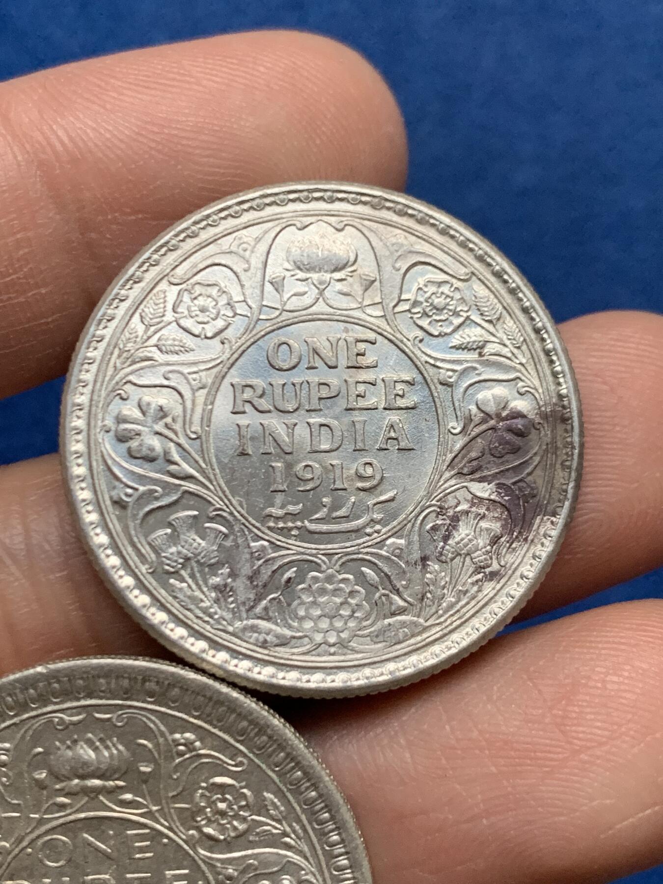 《竞宝斋》第450场 周日，周一，周二  3场连拍 （全场包邮，欢迎送拍） 两枚一组 英属印度 1919年乔五+1945年乔六 1卢比银币