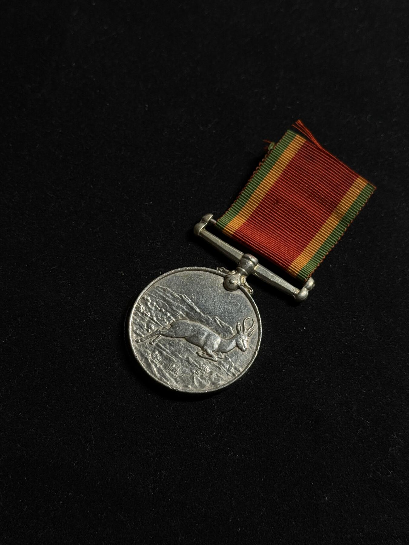 欢庆元旦！戎马世界章牌大赏第109期元旦大拍 英国非洲战役奖章，银制带边铭，重约33g