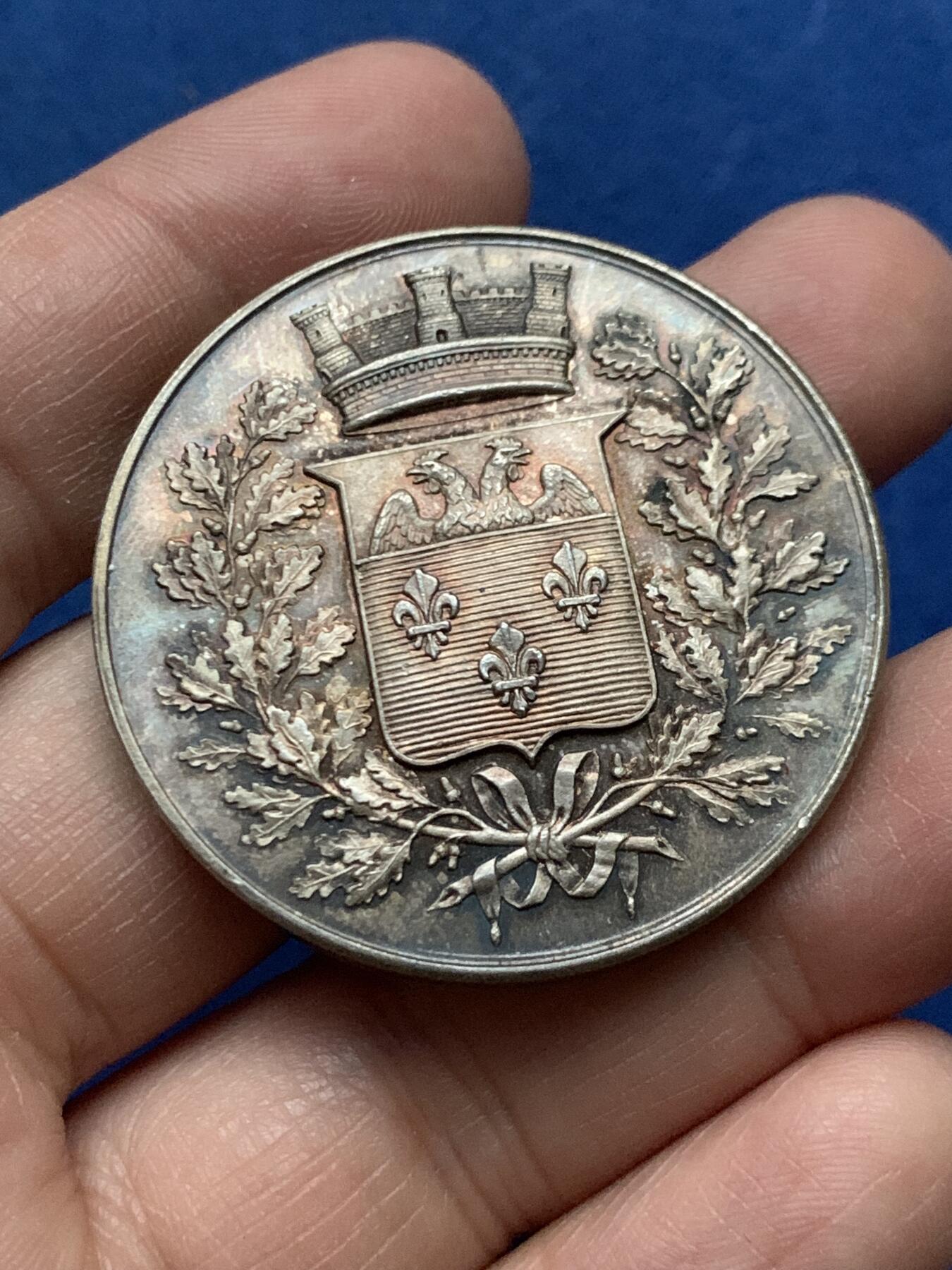 《竞宝斋》第450场 周日，周一，周二  3场连拍 （全场包邮，欢迎送拍） 两枚一组 法国1904/1908凡尔赛市议会纪念银章 38.2克+38.1克 41.5mm 带盒 丰饶角银标