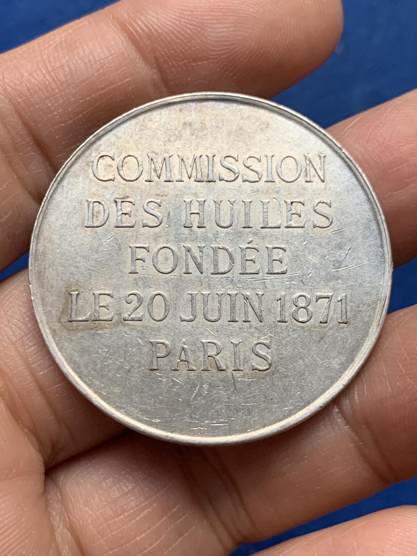 《竞宝斋》第450场 周日，周一，周二  3场连拍 （全场包邮，欢迎送拍） 法国巴黎油业委员会纪念银章，半裸女神手持蛇杖坐在油桶上，丰饶角AR，20.75克，38mm