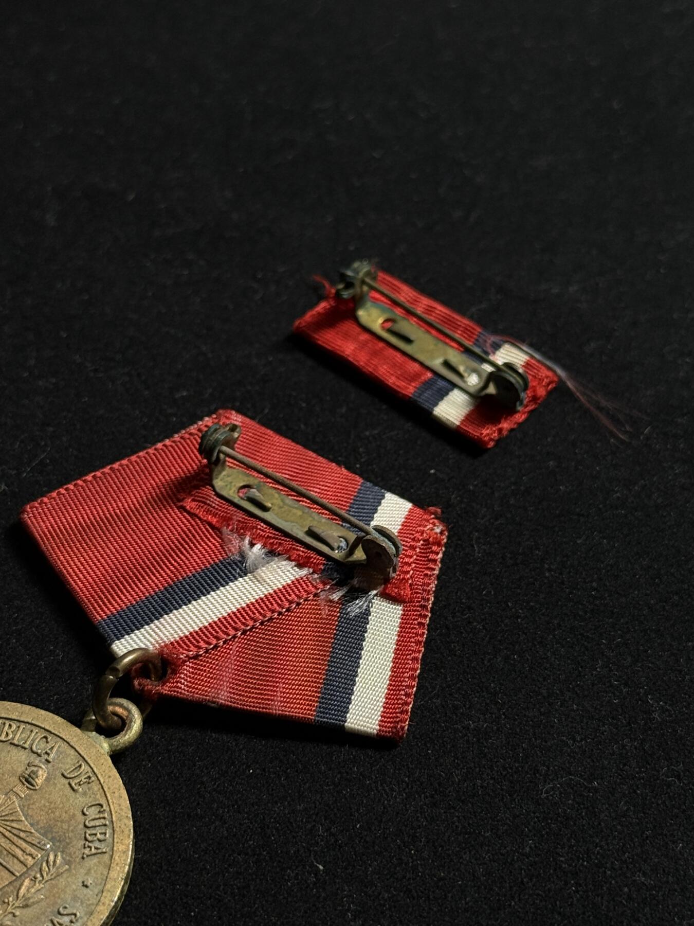 欢庆元旦！戎马世界章牌大赏第109期元旦大拍 古巴国际主义战士奖章，盒略齐全，非常少见