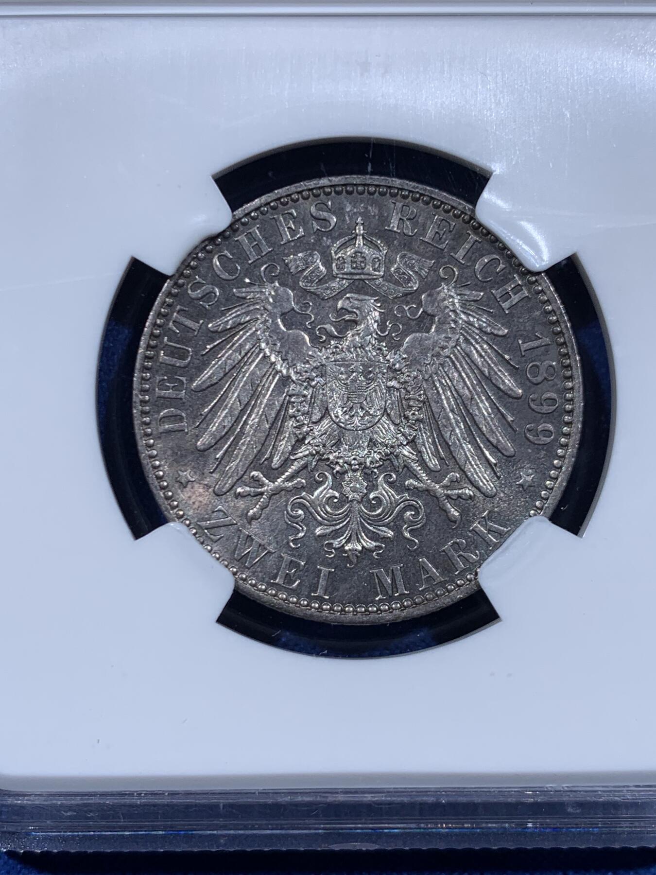 《竞宝斋》第450场 周日，周一，周二  3场连拍 （全场包邮，欢迎送拍） 亚军分 NGC MS63 德国 1899年 普鲁士 威廉二世 流通2马克银币，老N盒，青金彩，丝滑好状态。稀少的189x早期年份，亚军分，冠军也就64。同分2600成交