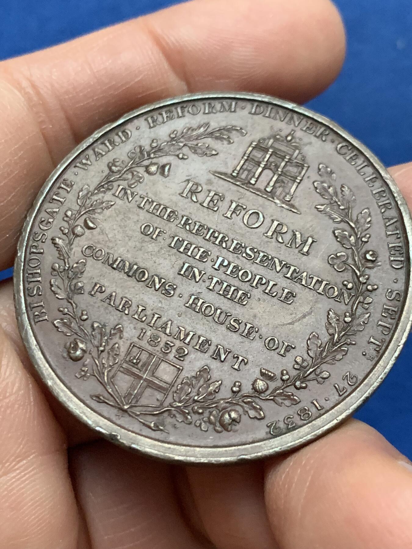 《竞宝斋》第450场 周日，周一，周二  3场连拍 （全场包邮，欢迎送拍） 英国1832年议会改革运动纪念铜章 32.85克 44.2mm 细节见图