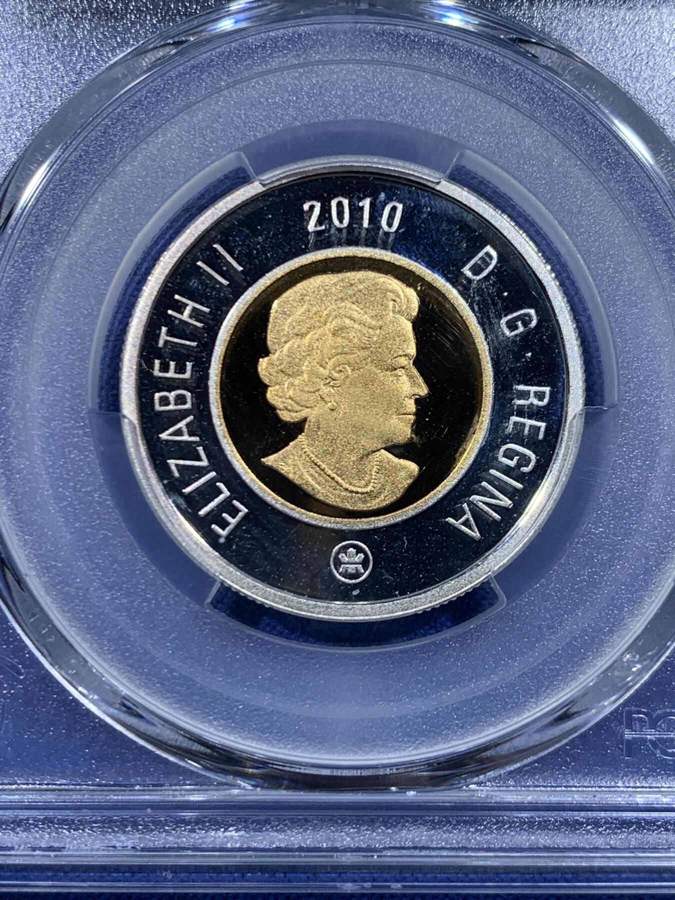 《竞宝斋》第450场 周日，周一，周二  3场连拍 （全场包邮，欢迎送拍） PCGS MS66 加拿大2010年2元银币 925银，中间为镀金! 外圈精制 整体漂亮！