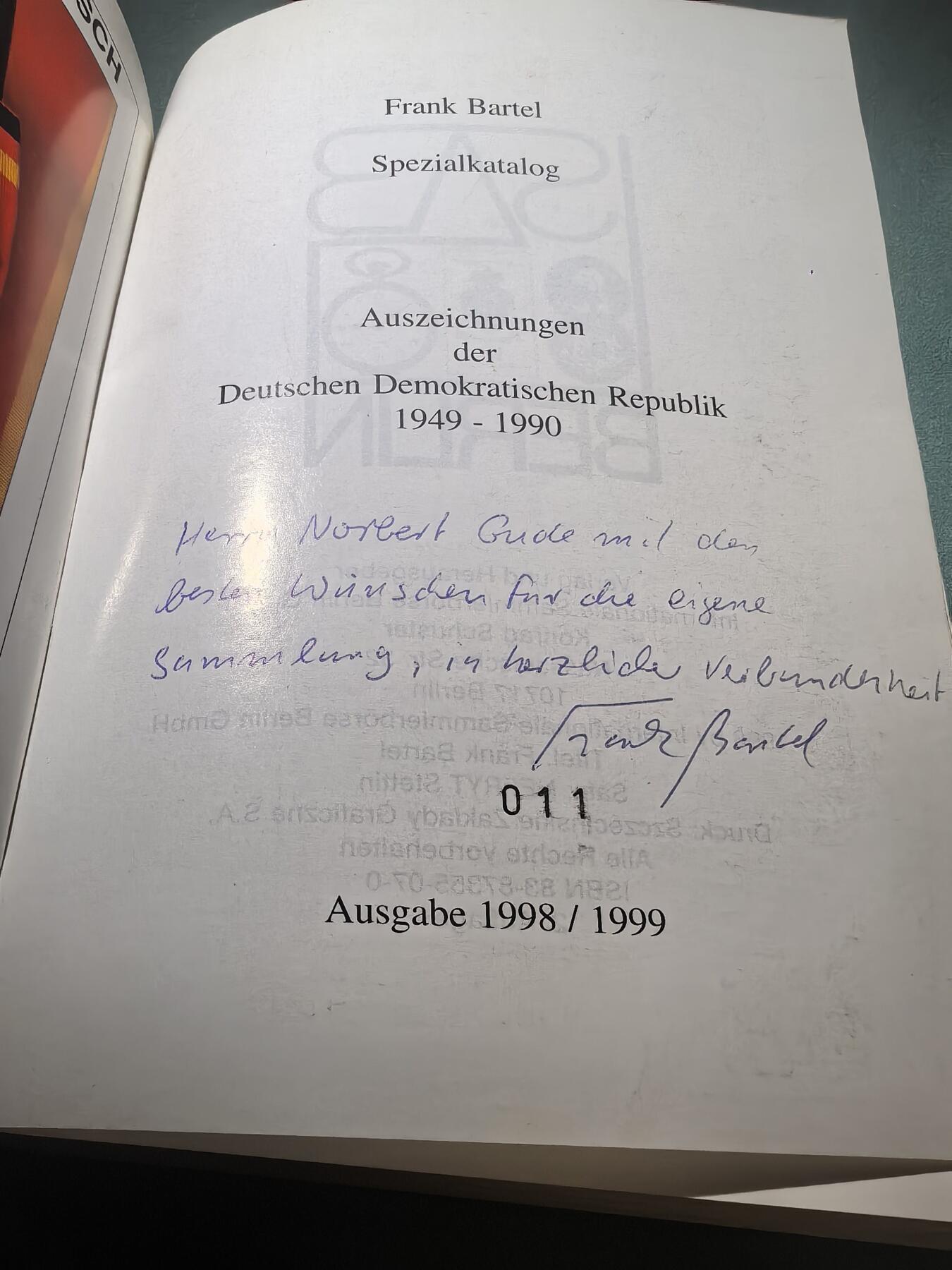 盛世勋华——号角文化勋章邮票专场拍卖第295期 东德官方出版 德意志民主共和国的勋章奖章证章  作者Frank Bartel签名 厚达448页