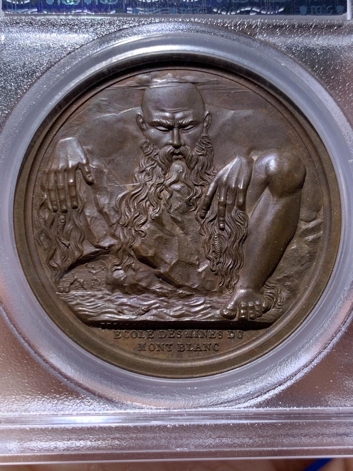 《竞宝斋》第450场 周日，周一，周二  3场连拍 （全场包邮，欢迎送拍） PCGS SP64 亚军分 法国1805年拿破仑一世原铸铜章 拿皇少见头像版 巴黎造币厂紫檀色包浆 勃朗峰拟人化的巨人山神形象，头顶云端，须发缕缕分明，威严充满力量的神明，蹲伏着抬起两名矿工正在工作的巨石，满满细节，脚下是一条流淌的河流，曲折地流淌，可谓拿章系列中画面最富创造力之一，仅一枚65分更高，加厚盒。