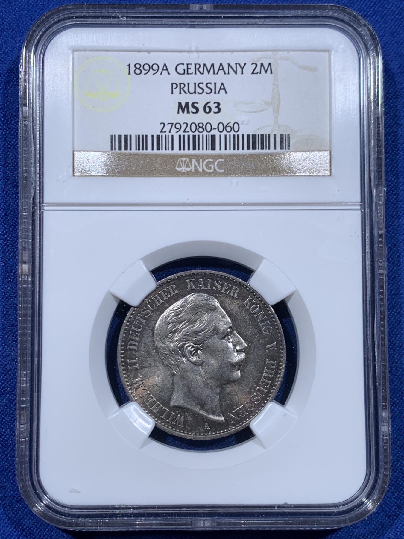 《竞宝斋》第450场 周日，周一，周二  3场连拍 （全场包邮，欢迎送拍） 亚军分 NGC MS63 德国 1899年 普鲁士 威廉二世 流通2马克银币，老N盒，青金彩，丝滑好状态。稀少的189x早期年份，亚军分，冠军也就64。同分2600成交