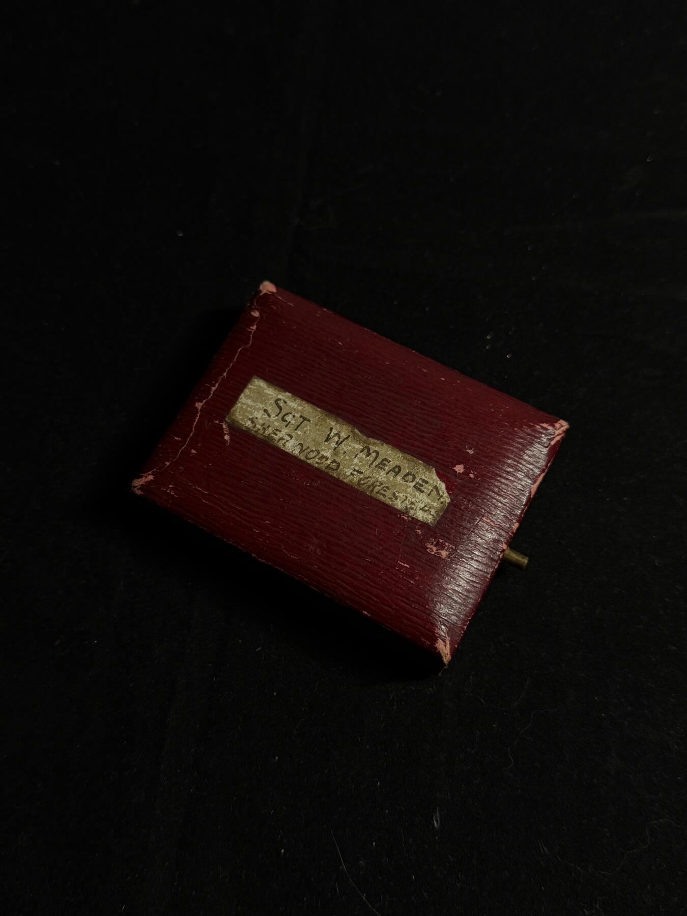 欢庆元旦！戎马世界章牌大赏第109期元旦大拍 英国1928年《每日快报》推球锦标赛金质珐琅获胜奖章 重4.72g 原盒