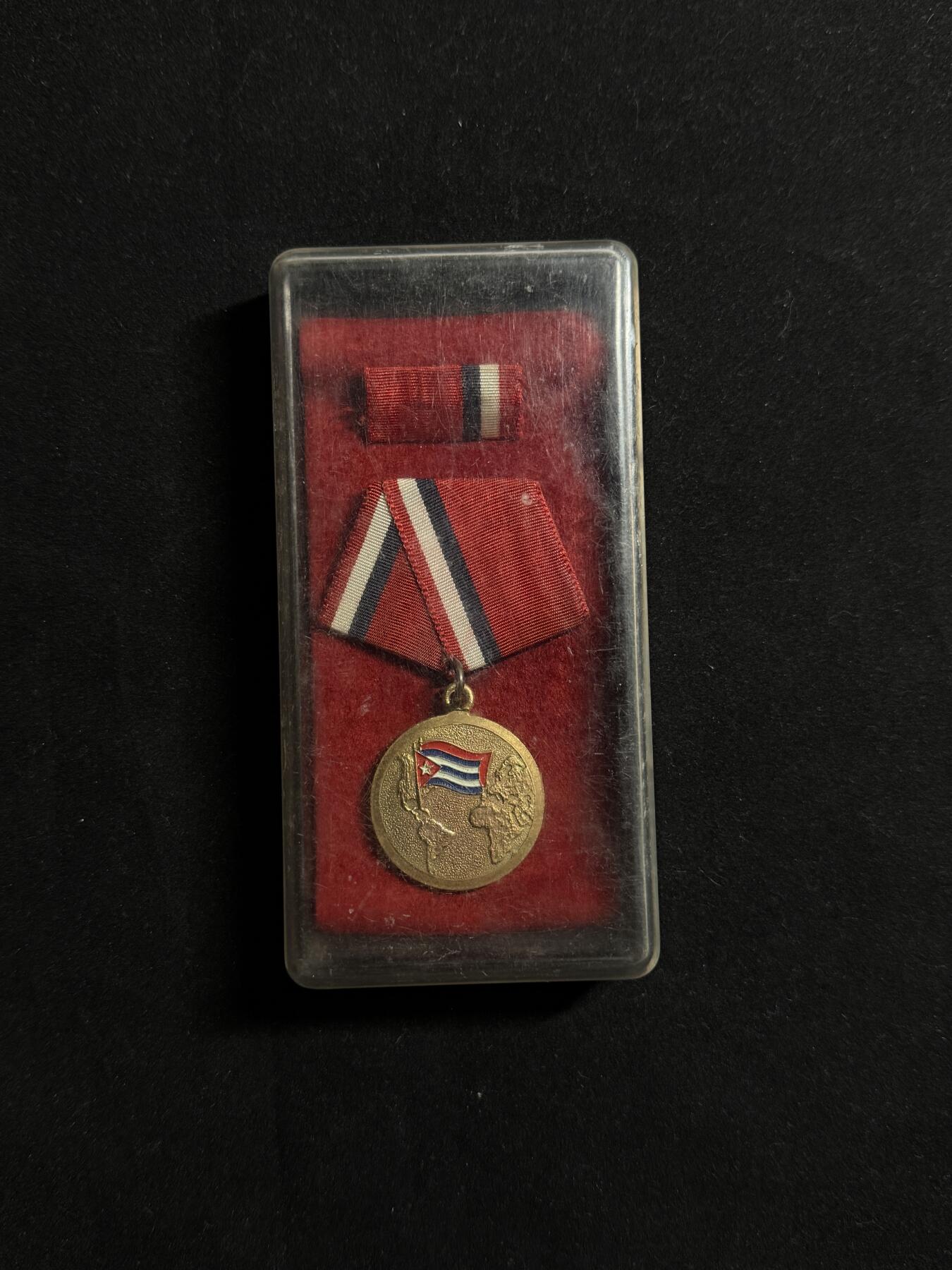 欢庆元旦！戎马世界章牌大赏第109期元旦大拍 古巴国际主义战士奖章，盒略齐全，非常少见