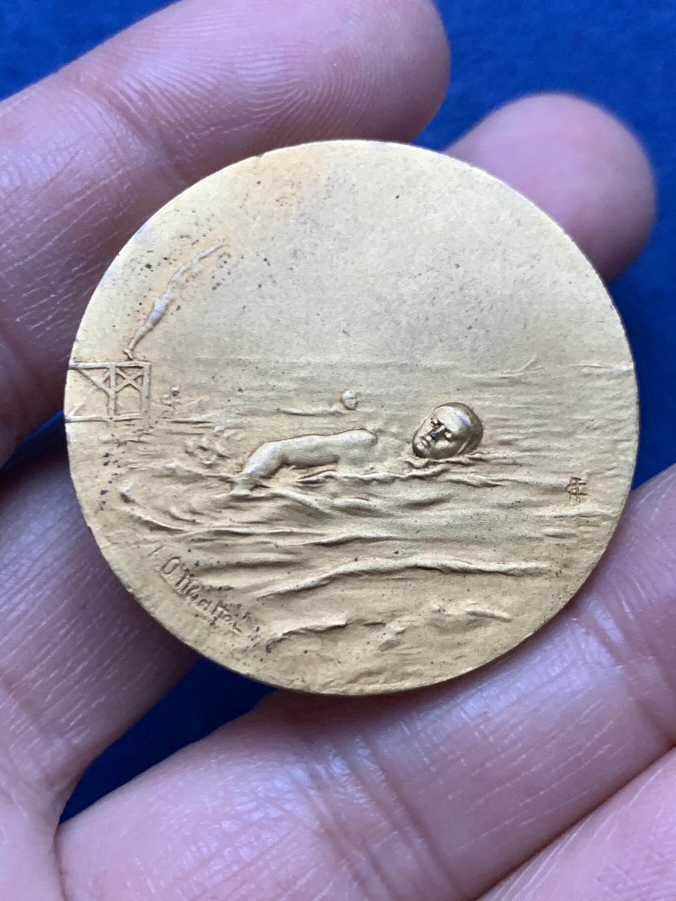 《竞宝斋》第450场 周日，周一，周二  3场连拍 （全场包邮，欢迎送拍） 法国游泳比赛镀金铜章 19.8克 35.6mm 背面无刻字 三角铜标