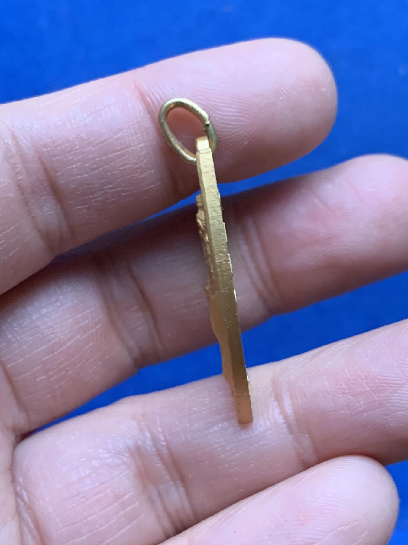 《竞宝斋》第450场 周日，周一，周二  3场连拍 （全场包邮，欢迎送拍） 意大利犬业协会盾型镀金奖章 国际犬展纪念章 11.9克 最高处约34.7mm 景观高浮雕 非常漂亮