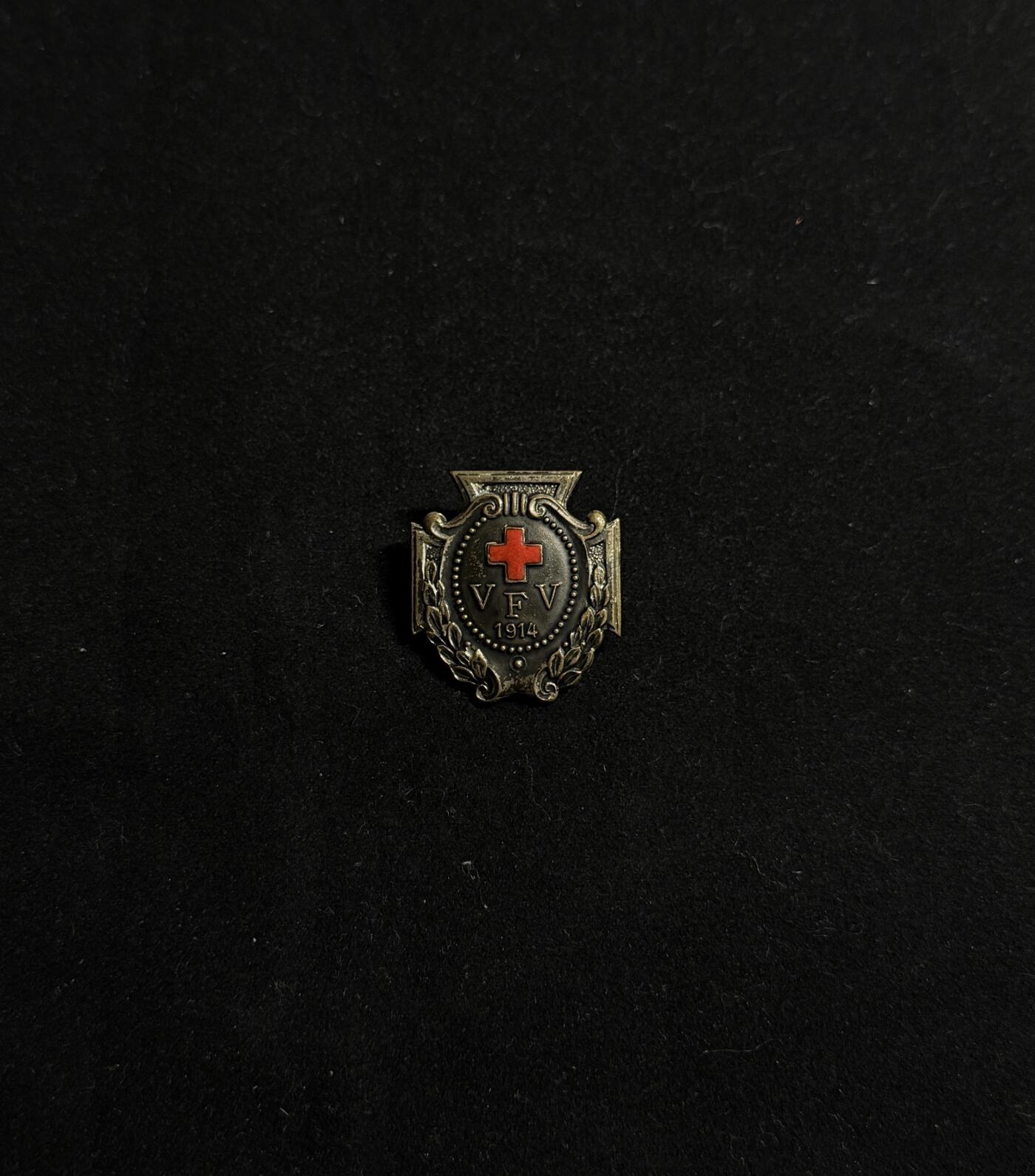 欢庆元旦！戎马世界章牌大赏第109期元旦大拍 德国一战红十字会VFV证章