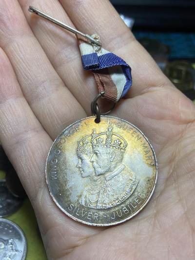 2025年第一百四十二场(总第一百六十八场）高品质英国一线回流散币年末特拍场第二场(免佣金) 英国🇬🇧1935年纪念章，铜镍材质，直径37.9毫米，厚2.6毫米，重18.03克(乔治五世和玛丽王后登基25周年银禧纪念章，配原吊环和饰带)