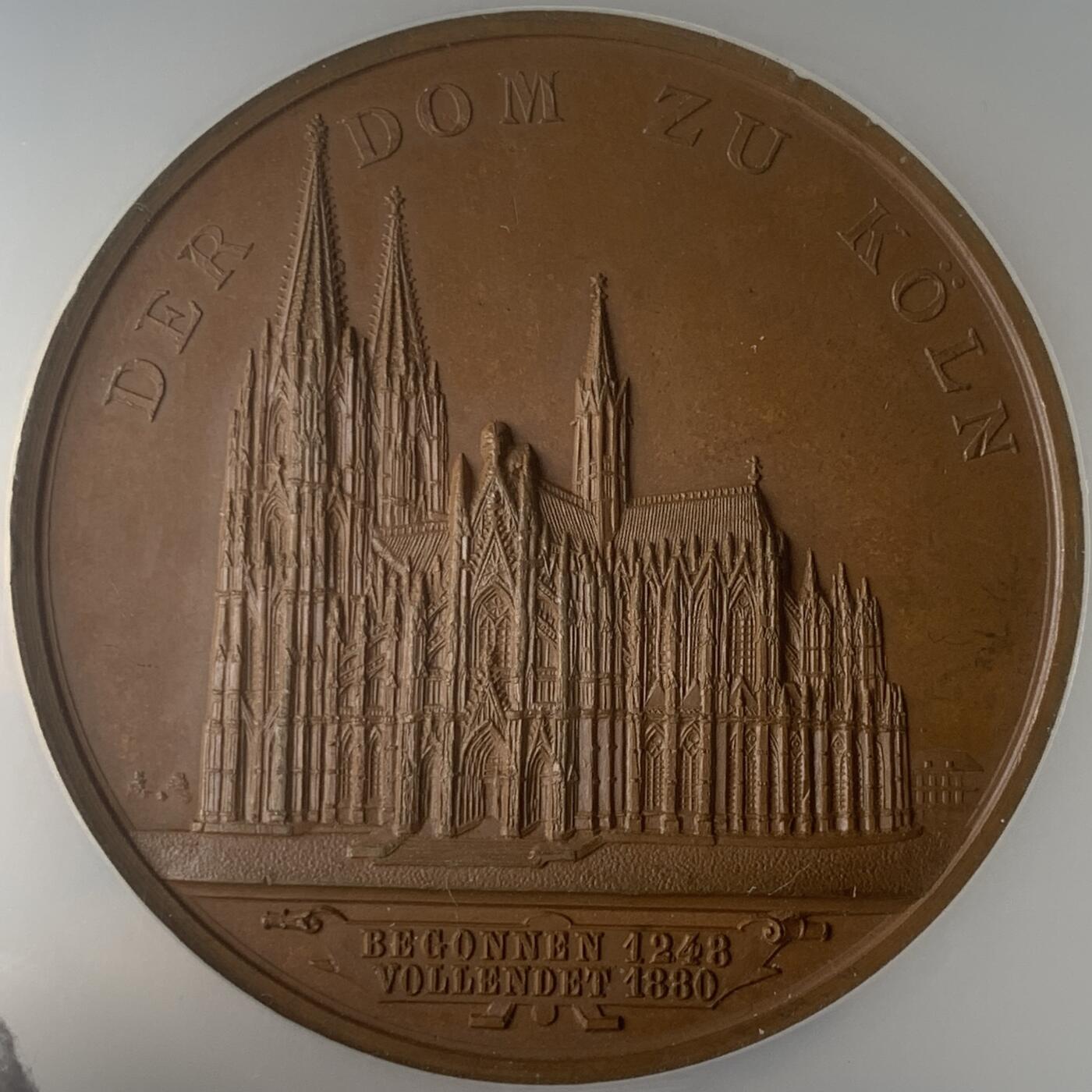 掌中浮雕-藏着的欧洲第047场 NGC MS64 : 1880年德国科隆大教堂竣工铜章，正面图案为耶稣诞生和东方三博士礼拜，50mm