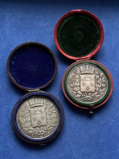 《竞宝斋》第450场 周日，周一，周二  3场连拍 （全场包邮，欢迎送拍） - 两枚一组 法国1904/1908凡尔赛市议会纪念银章 38.2克+38.1克 41.5mm 带盒 丰饶角银标