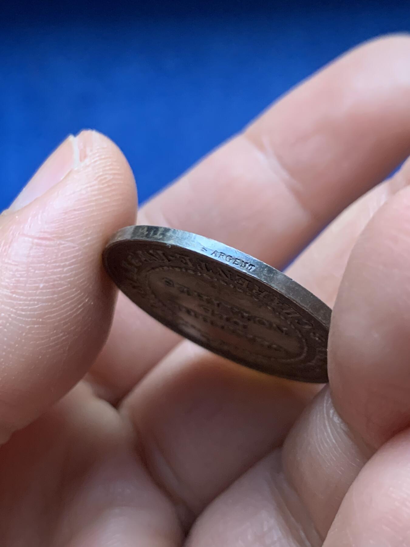 《竞宝斋》第450场 周日，周一，周二  3场连拍 （全场包邮，欢迎送拍） 法国1835年拉罗谢尔市公证员公会银章 约8.4克 27.3mm 手指银标