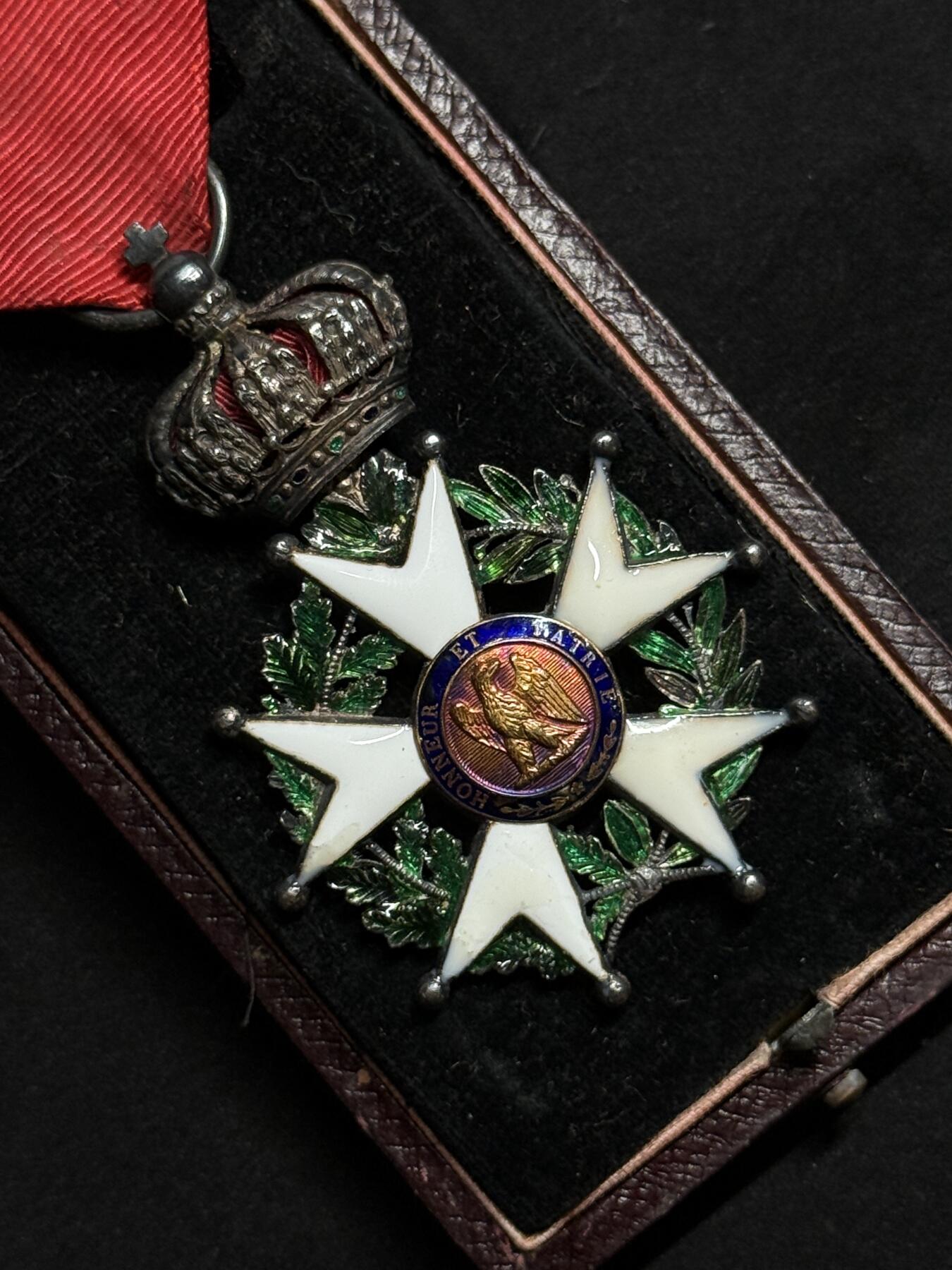 欢庆元旦！戎马世界章牌大赏第109期元旦大拍 法国荣誉军团勋章，第二帝国时期，绿色、蓝色、白色珐琅均有严重修补，章体下方花束被人为剪去（用来冒充一帝版本），银制，章芯金制，盒子为三共早期亚瑟贝特朗盒子（有严重老化破损）