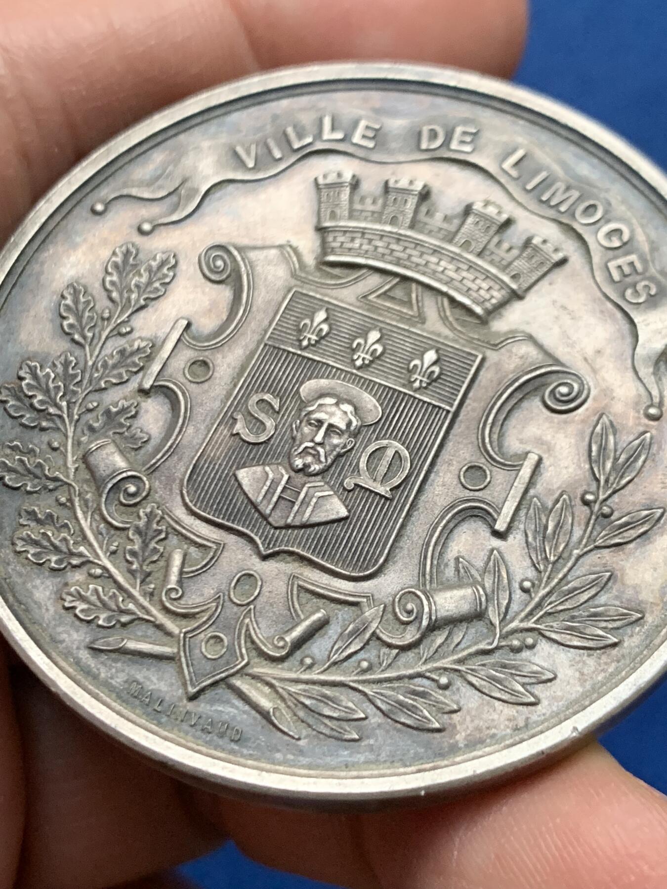 《竞宝斋》第450场 周日，周一，周二  3场连拍 （全场包邮，欢迎送拍） 法国利摩日市城市纪念大银章 61.1克 50.3mm 丰饶角银标