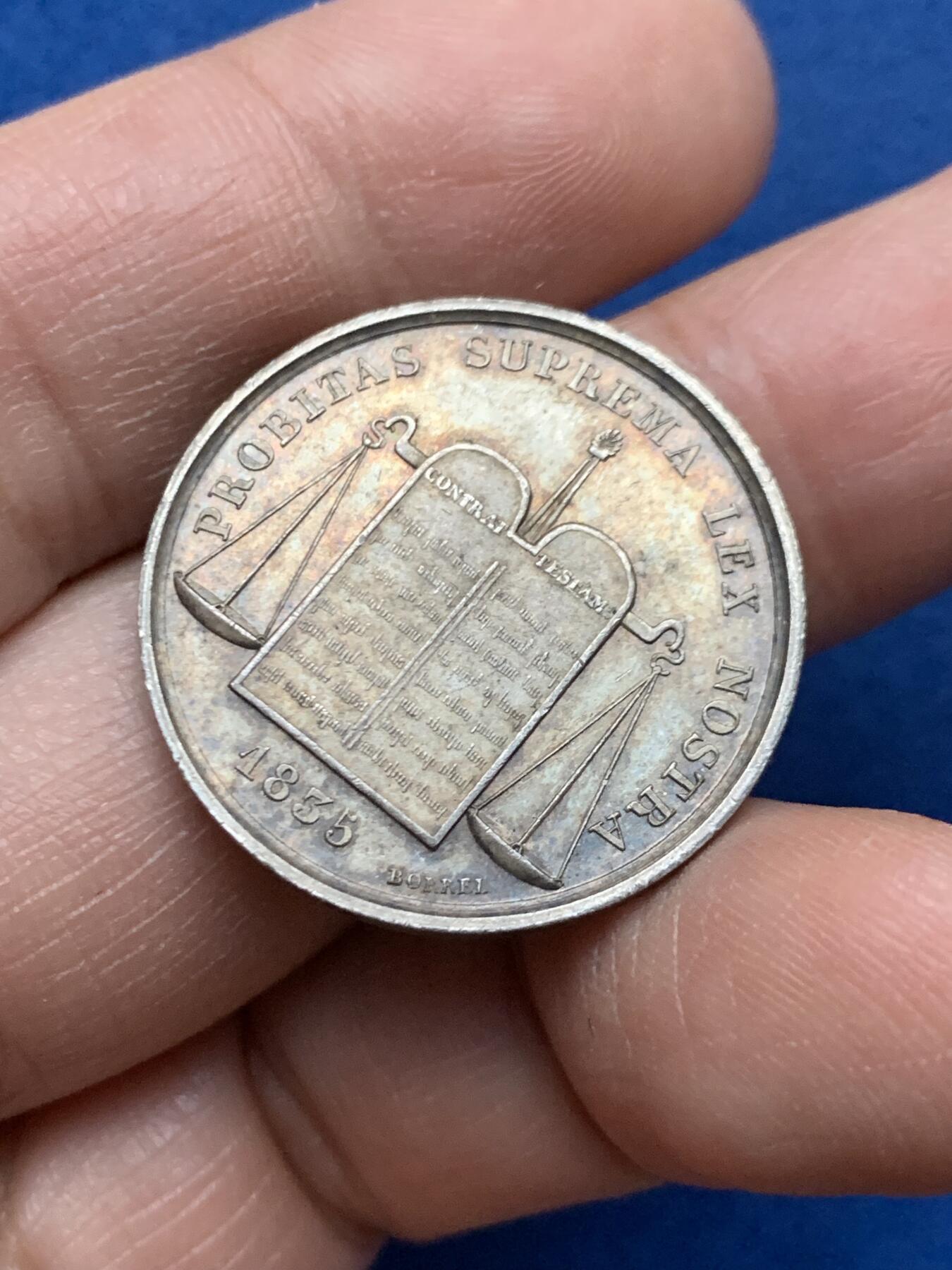 《竞宝斋》第450场 周日，周一，周二  3场连拍 （全场包邮，欢迎送拍） 法国1835年拉罗谢尔市公证员公会银章 约8.4克 27.3mm 手指银标