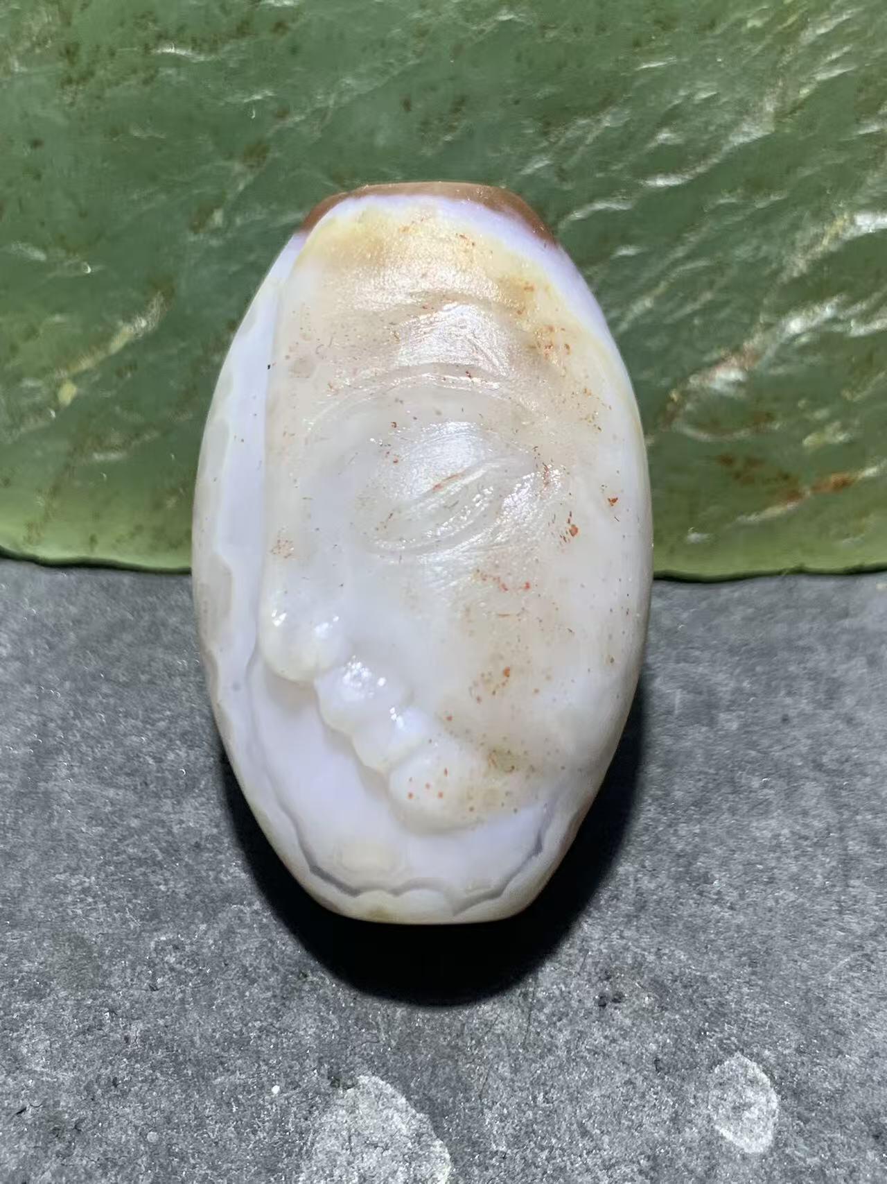 精美亚光瓷白飘朱砂点战国红玛瑙手工俏色巧雕如来佛祖意境勒子一颗！