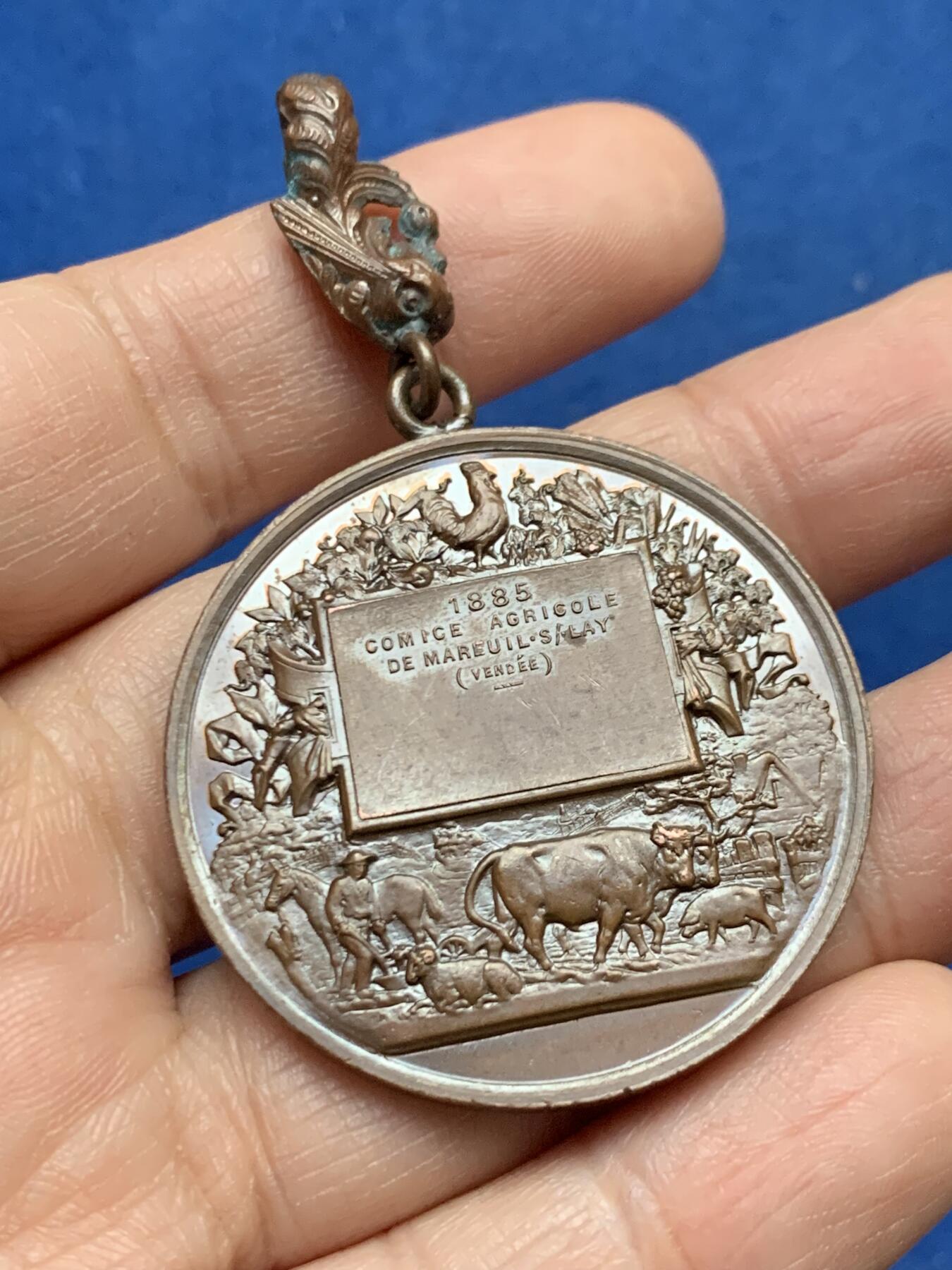 《竞宝斋》第450场 周日，周一，周二  3场连拍 （全场包邮，欢迎送拍） 1885年马勒伊苏尔农业博览会铜章 带环重约29.4克 40.5mm