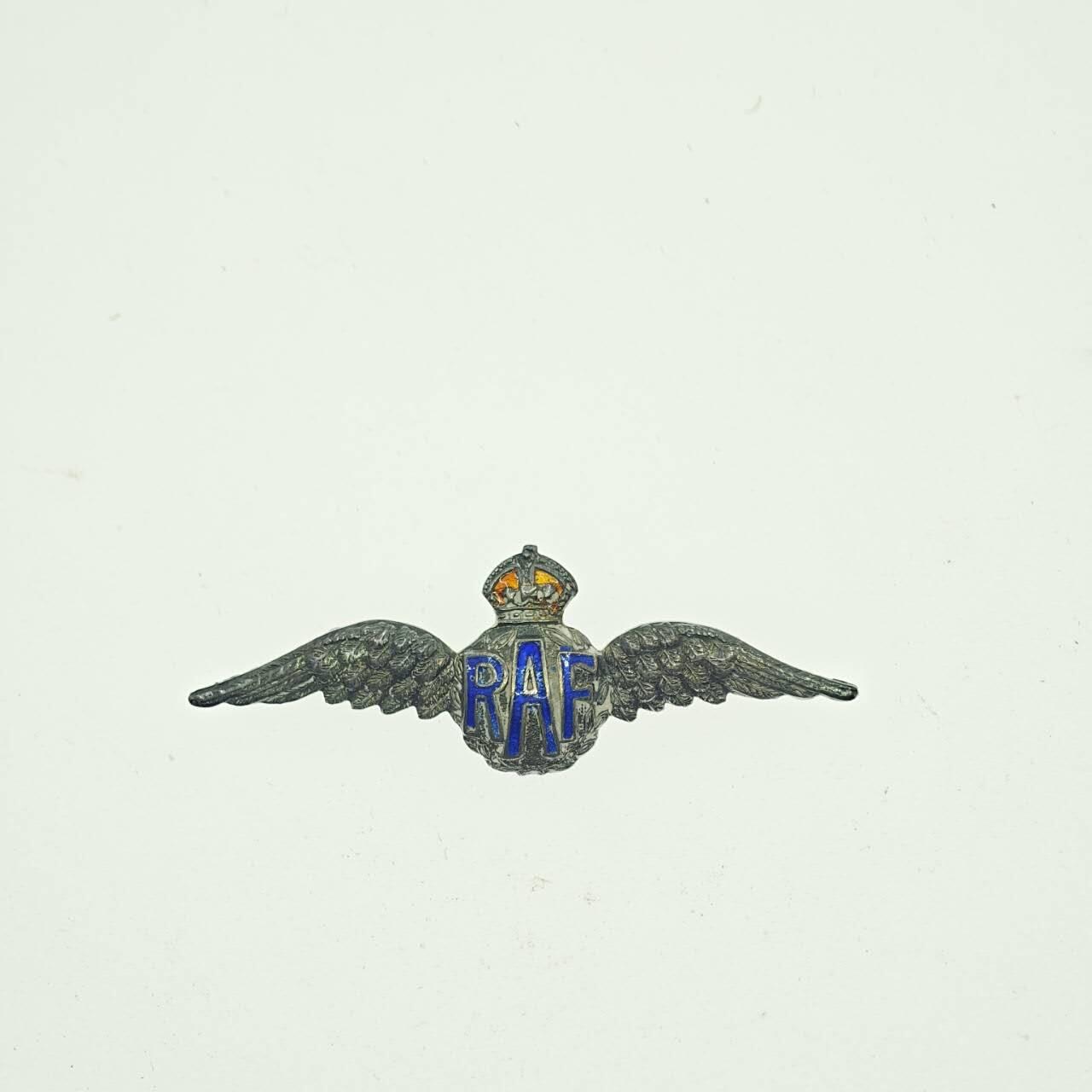 勋章奖章交易所2025年12月28拍卖 英国皇家空军证章，银质珐琅