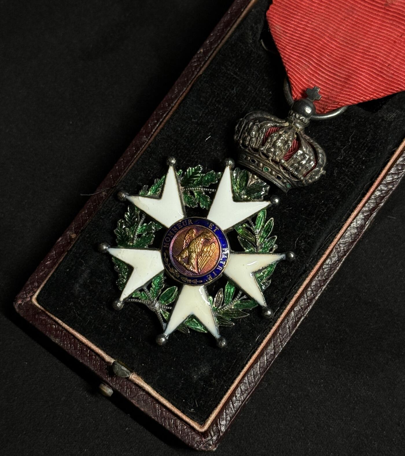 欢庆元旦！戎马世界章牌大赏第109期元旦大拍 法国荣誉军团勋章，第二帝国时期，绿色、蓝色、白色珐琅均有严重修补，章体下方花束被人为剪去（用来冒充一帝版本），银制，章芯金制，盒子为三共早期亚瑟贝特朗盒子（有严重老化破损）