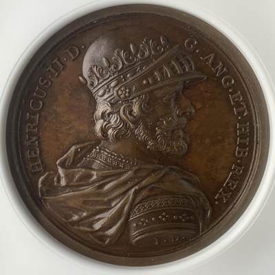 掌中浮雕-藏着的欧洲第047场 - NGC MS63 : Dassier英王系列章之亨利二世纪念铜章，40mm