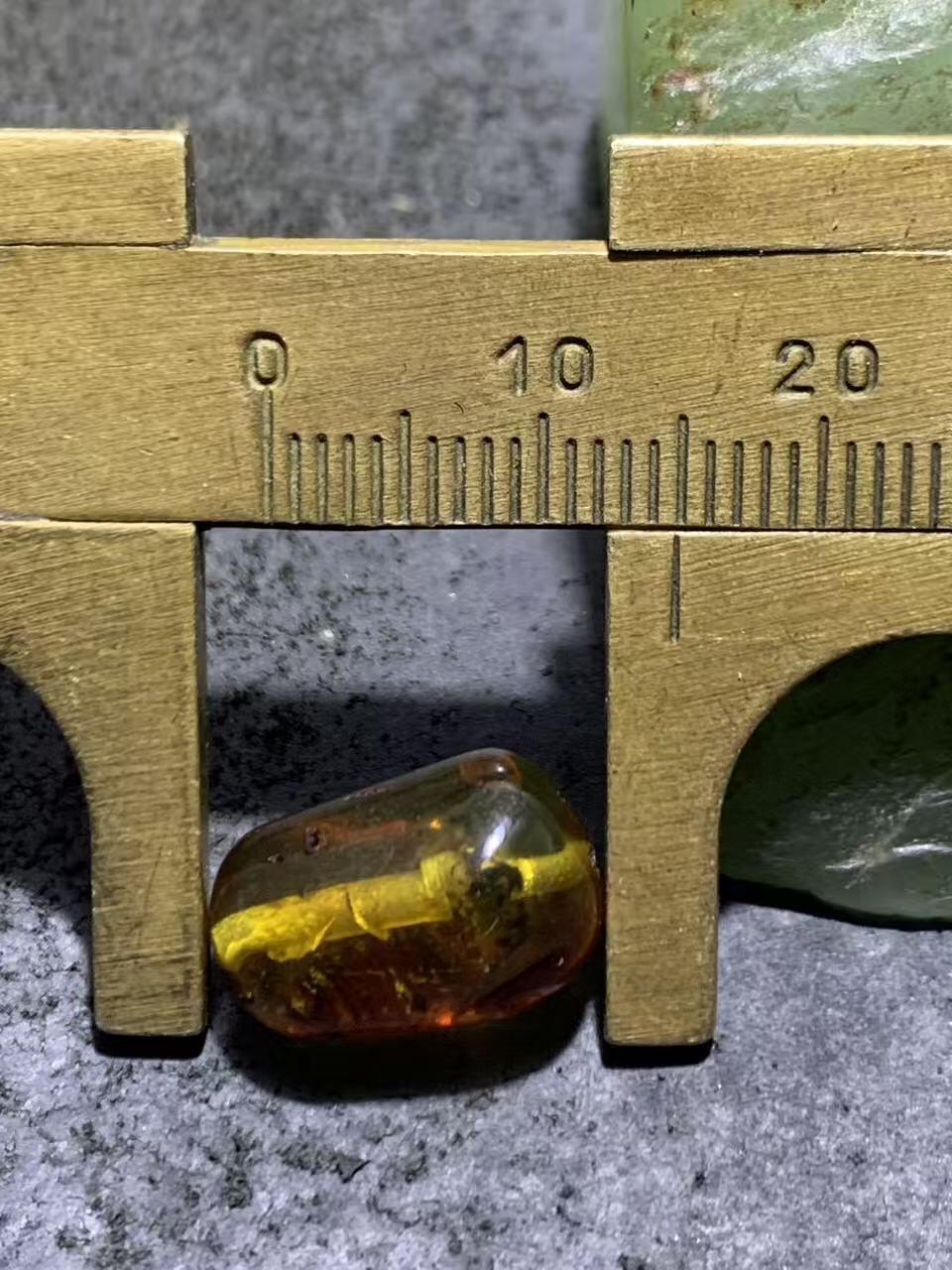 乌克兰花珀通货随形珠一个，