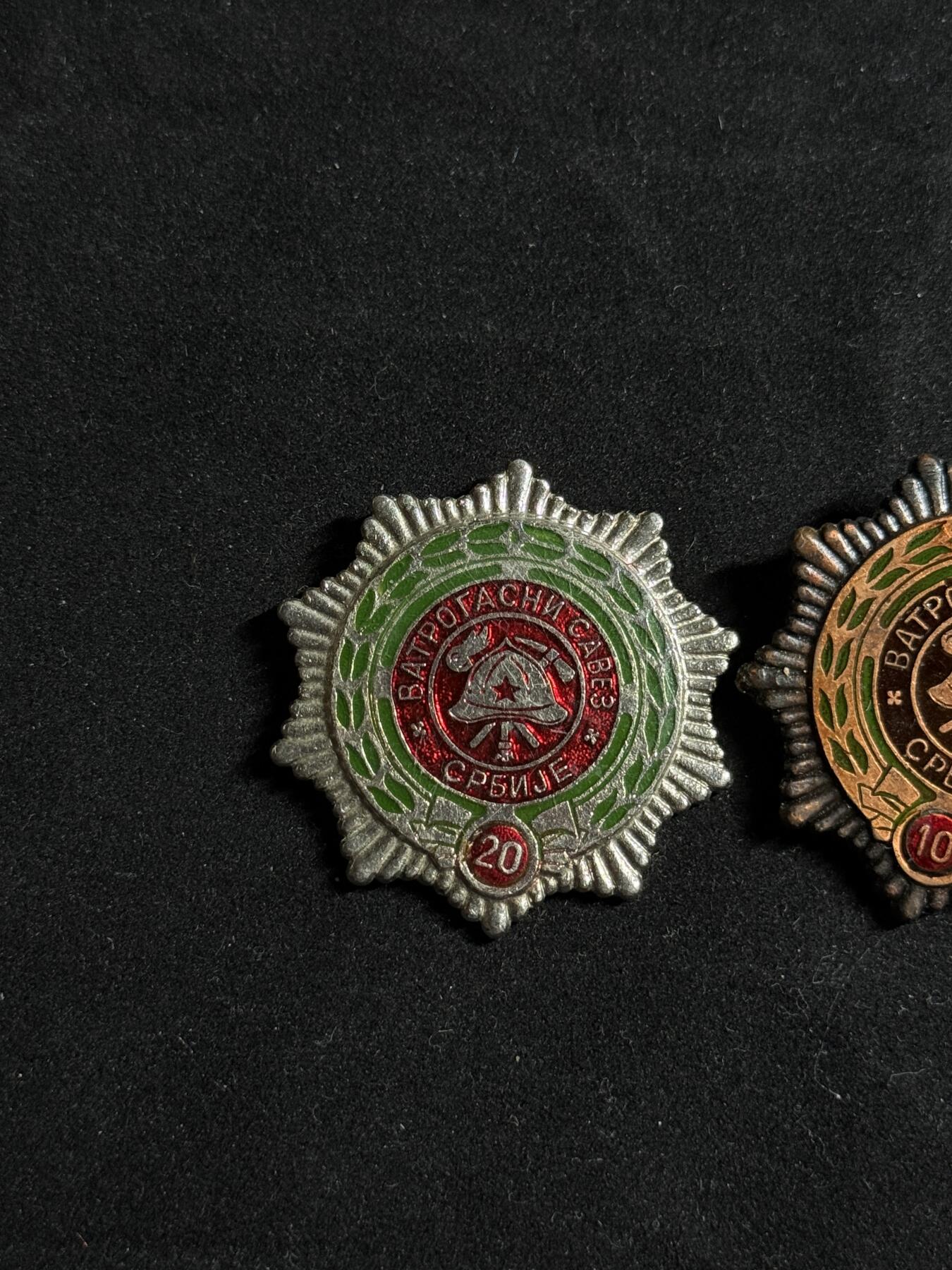 欢庆元旦！戎马世界章牌大赏第109期元旦大拍 南斯拉夫消防员10年与20年服役证章