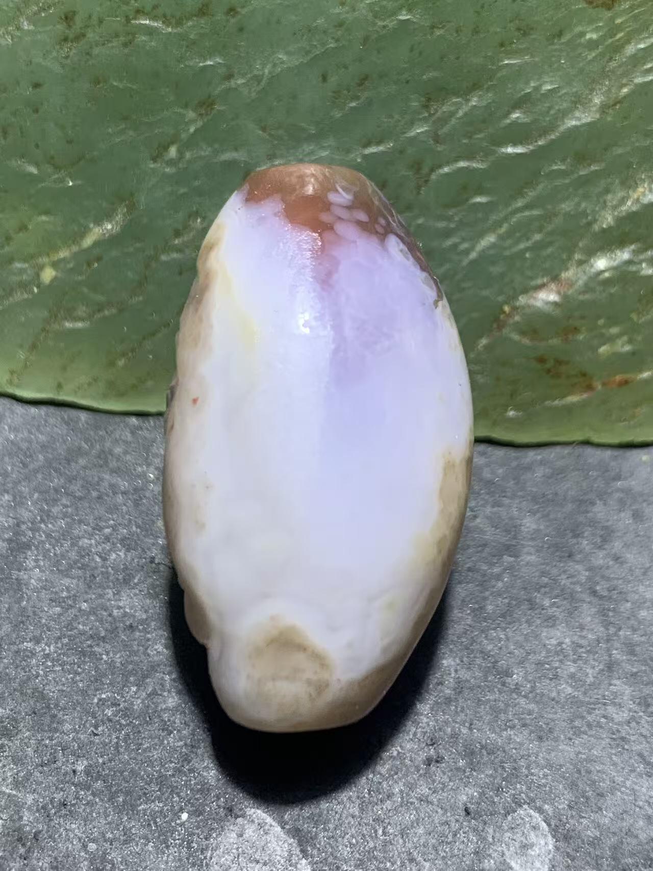 精美亚光瓷白飘朱砂点战国红玛瑙手工俏色巧雕如来佛祖意境勒子一颗！