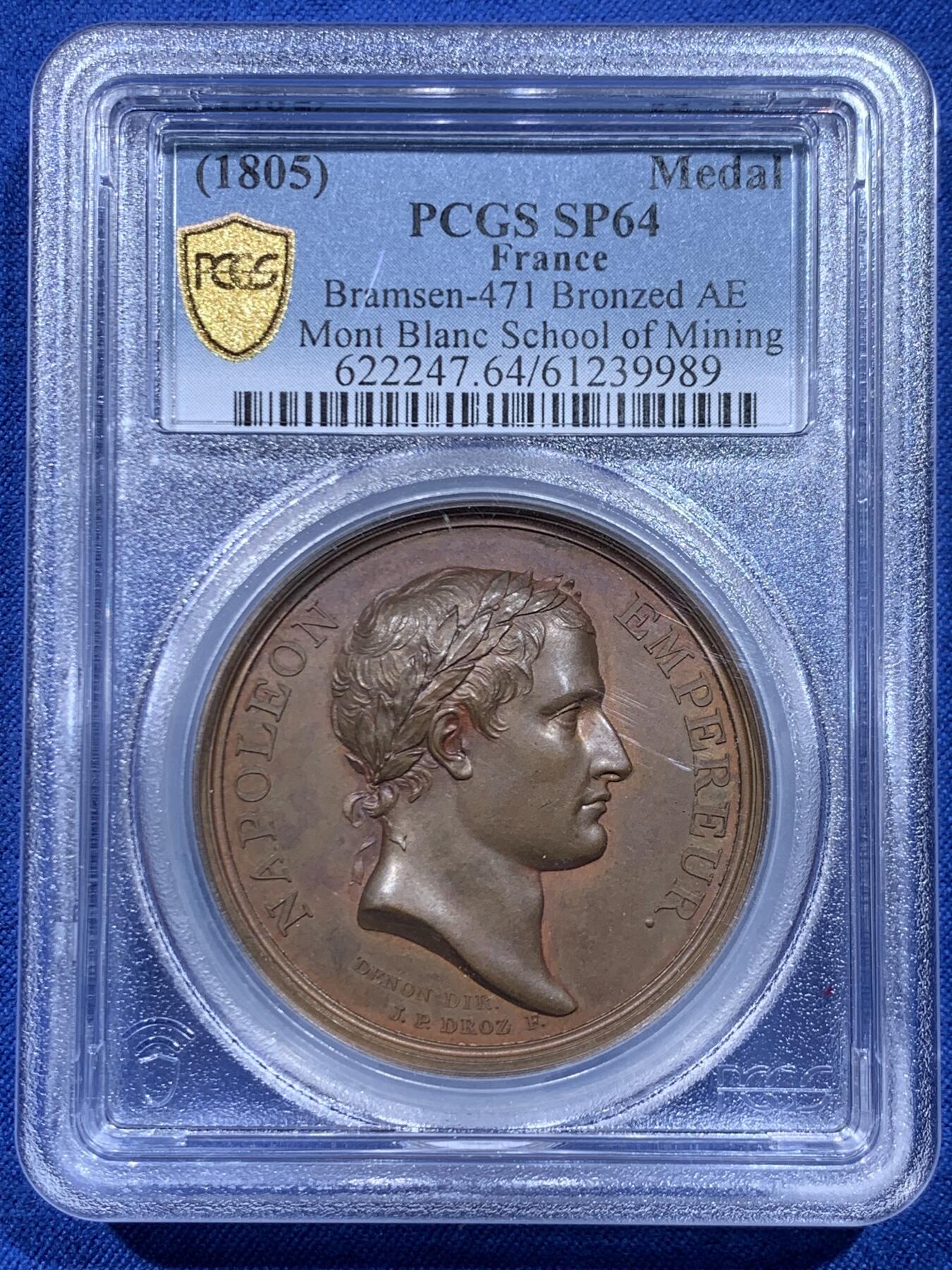 《竞宝斋》第450场 周日，周一，周二  3场连拍 （全场包邮，欢迎送拍） PCGS SP64 亚军分 法国1805年拿破仑一世原铸铜章 拿皇少见头像版 巴黎造币厂紫檀色包浆 勃朗峰拟人化的巨人山神形象，头顶云端，须发缕缕分明，威严充满力量的神明，蹲伏着抬起两名矿工正在工作的巨石，满满细节，脚下是一条流淌的河流，曲折地流淌，可谓拿章系列中画面最富创造力之一，仅一枚65分更高，加厚盒。