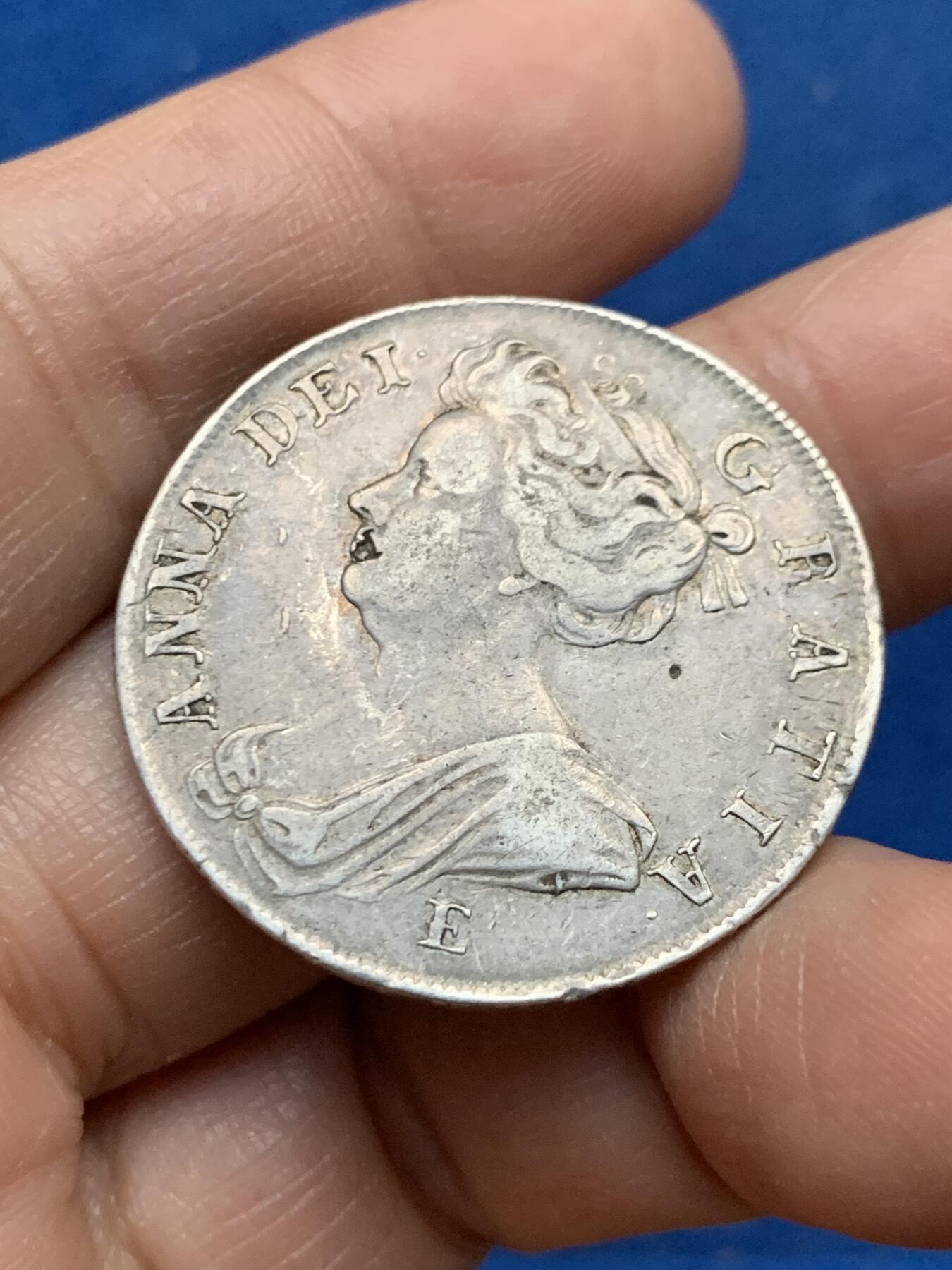 《竞宝斋》第450场 周日，周一，周二  3场连拍 （全场包邮，欢迎送拍） 英国1707年安妮女王半克朗银币 大不列颠首版! 爱丁堡E厂 英格兰苏格兰合并为大不列颠后首版 经典十字盾徽从英苏分盾改成了英苏拼合盾 苏格兰爱丁堡厂开始改生产英格兰制式钱币之时 安妮女王头像威严端庄 图案完整 边铭在位第六年清晰可读 嘴上有个小戳