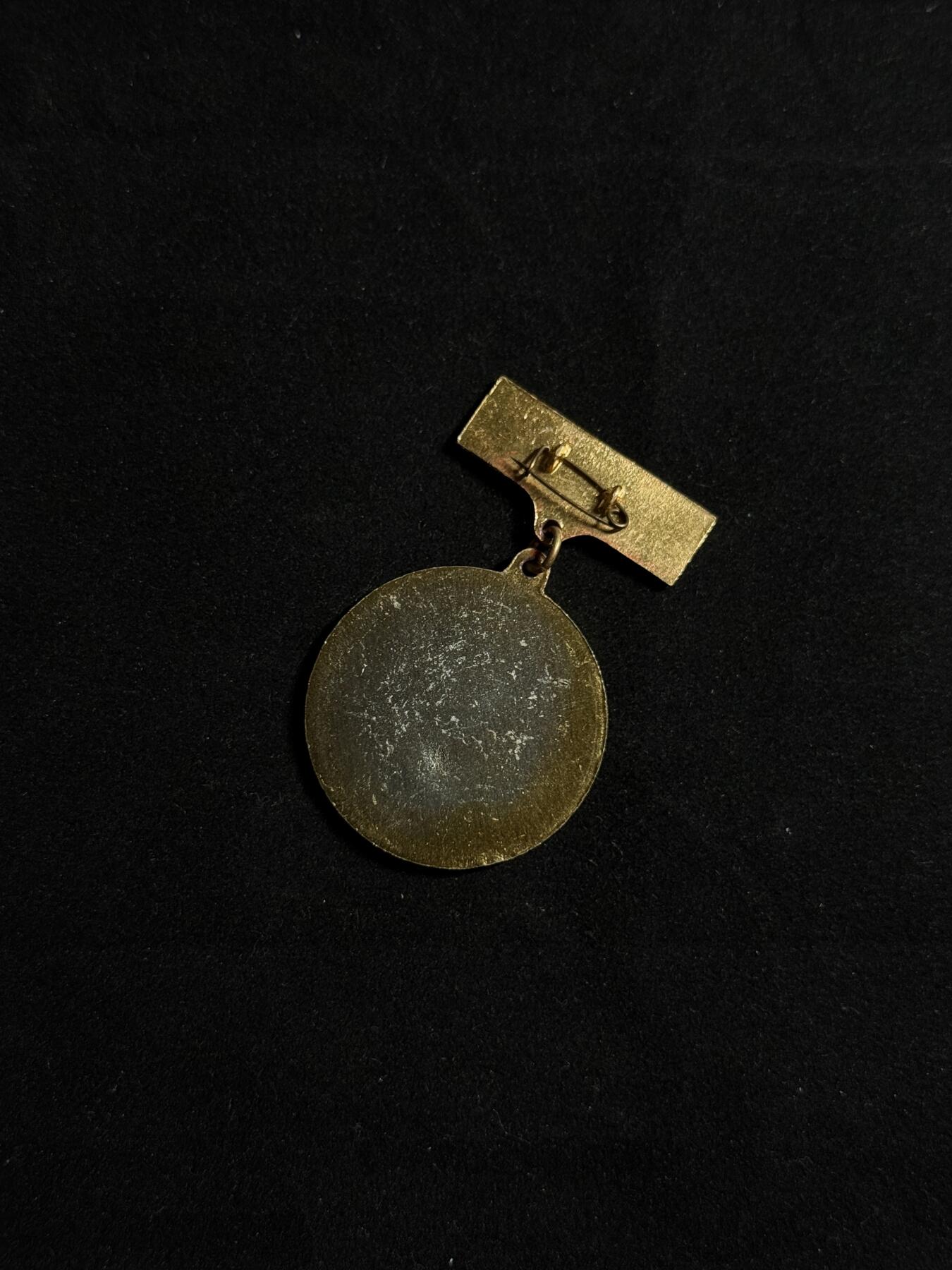 欢庆元旦！戎马世界章牌大赏第109期元旦大拍 越南消灭波尔布特政权纪念章，铝制，油漆有修补