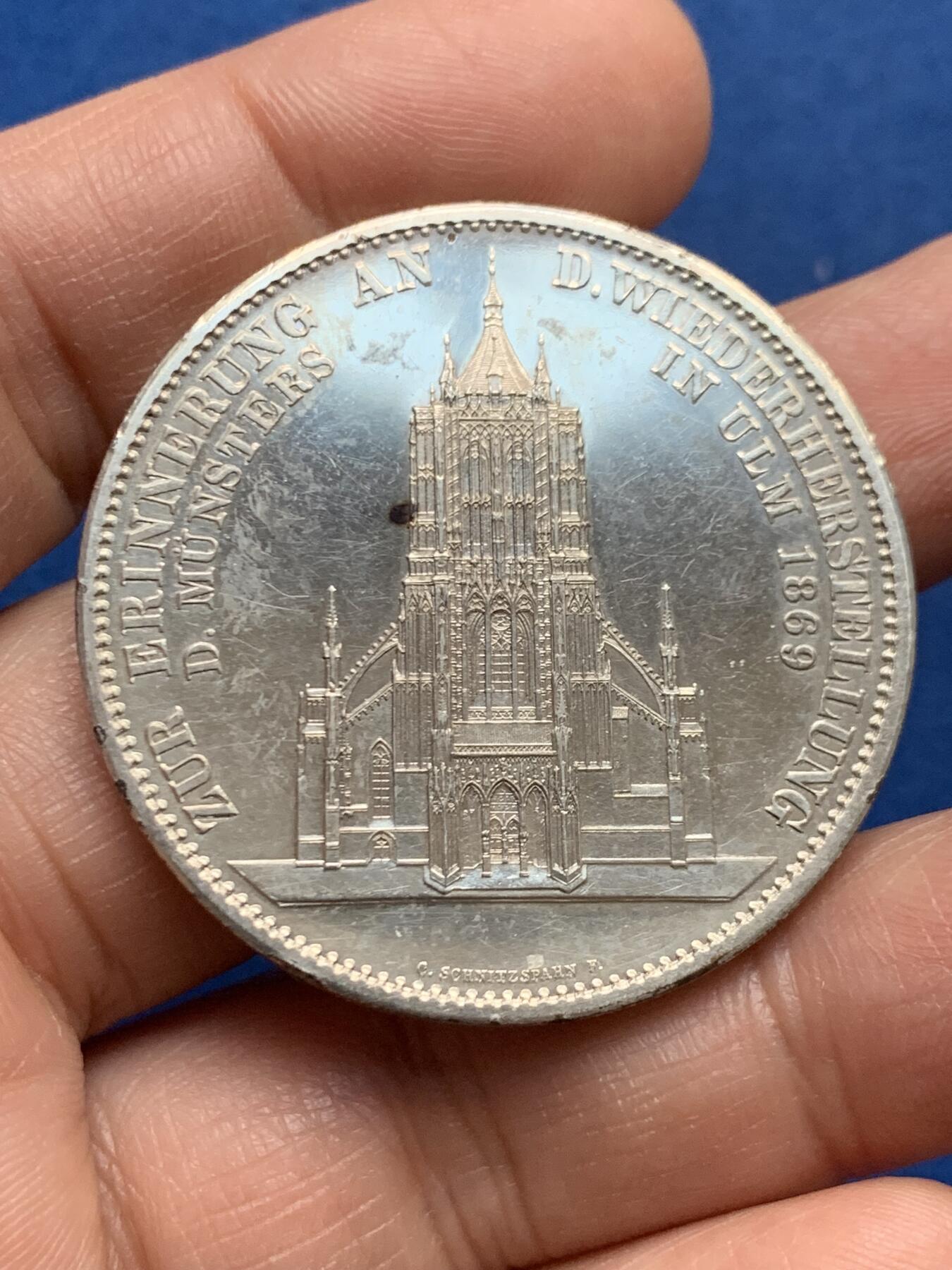 《竞宝斋》第450场 周日，周一，周二  3场连拍 （全场包邮，欢迎送拍） 德国符腾堡乌尔姆大教堂镀银纪念章，41.2mm，31.25克，镀层极美，强镜面效果，非常漂亮的热门教堂景观，细节见图