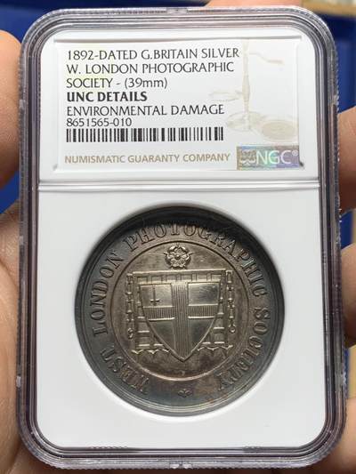 《竞宝斋》第450场 周日，周一，周二  3场连拍 （全场包邮，欢迎送拍） - NGC UNCD 英国1892年伦敦摄影展纪念银章，自然氧化包浆还是特别漂亮，原汁原味。39mm，加厚盒。