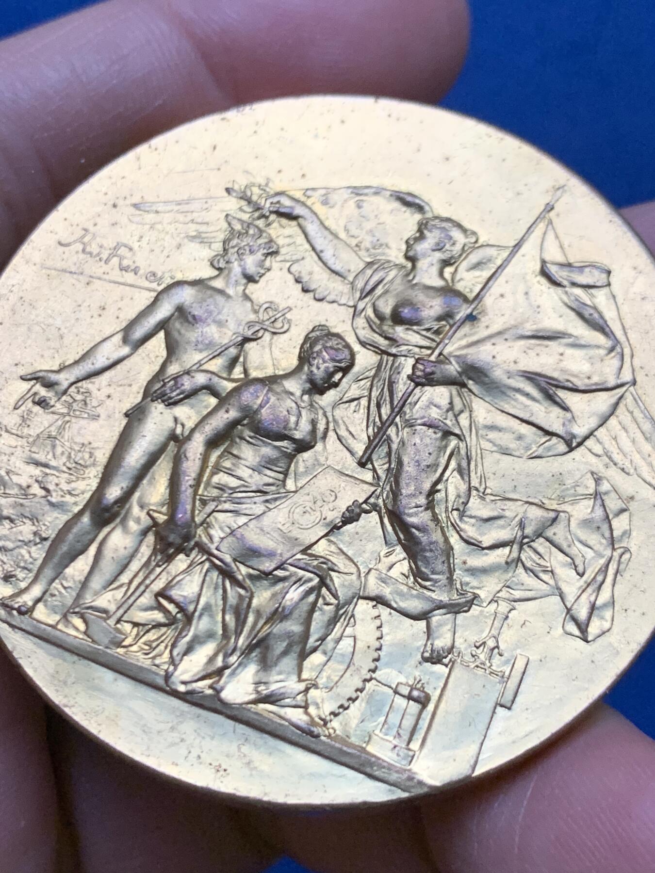 《竞宝斋》第450场 周日，周一，周二  3场连拍 （全场包邮，欢迎送拍） 1896年马赛国际博览会女神镀金铜章 66.9克 50.3mm 丰饶角铜标