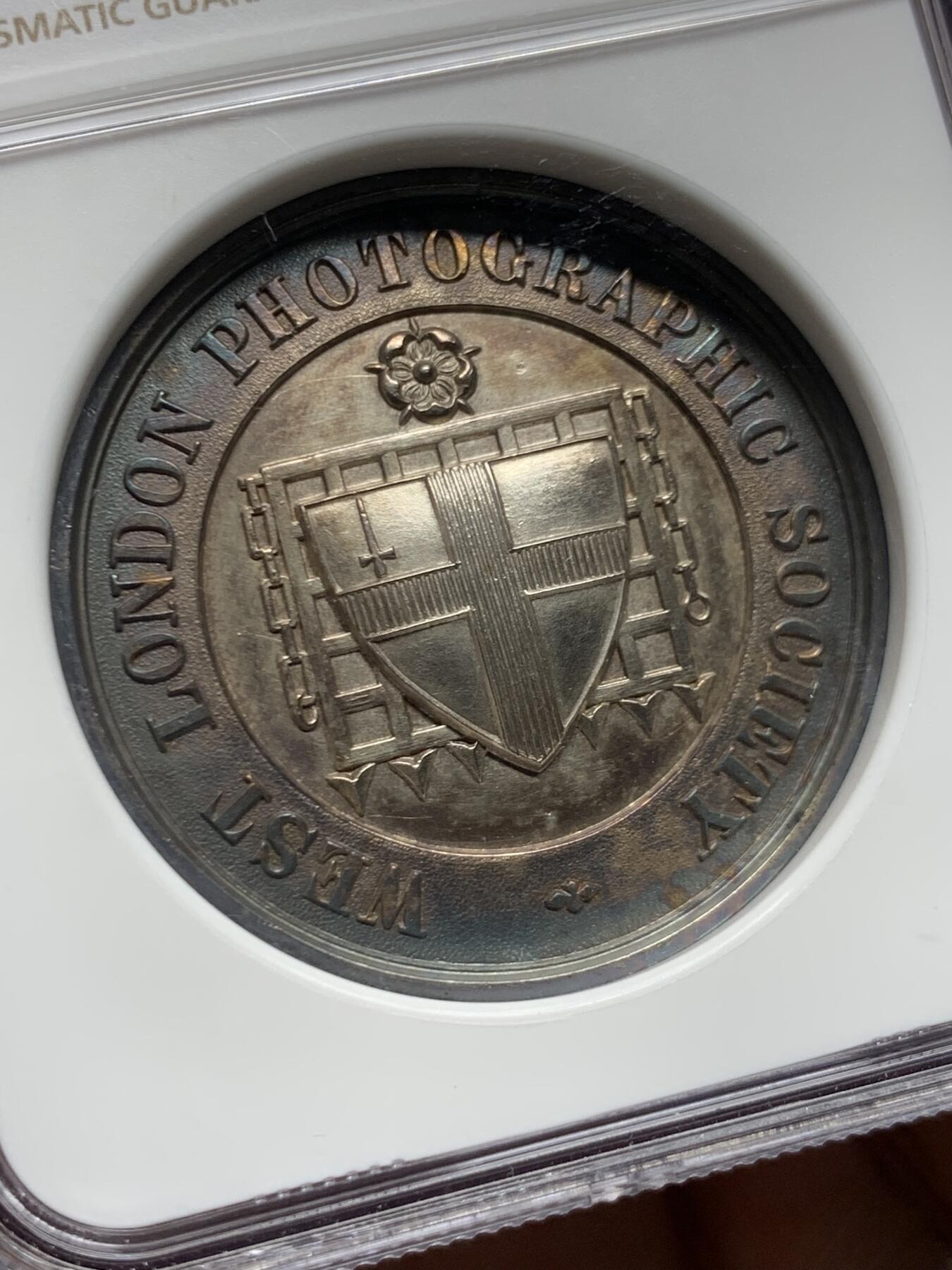 《竞宝斋》第450场 周日，周一，周二  3场连拍 （全场包邮，欢迎送拍） NGC UNCD 英国1892年伦敦摄影展纪念银章，自然氧化包浆还是特别漂亮，原汁原味。39mm，加厚盒。