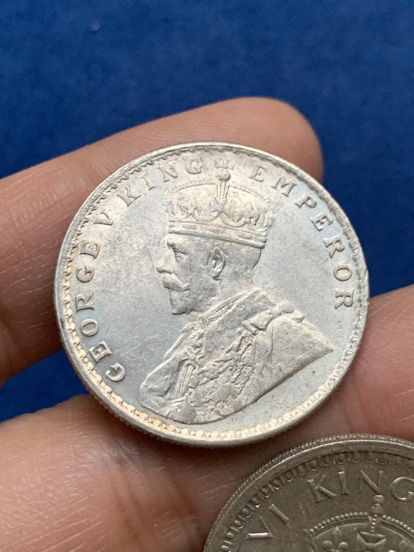 《竞宝斋》第450场 周日，周一，周二  3场连拍 （全场包邮，欢迎送拍） 两枚一组 英属印度 1919年乔五+1945年乔六 1卢比银币